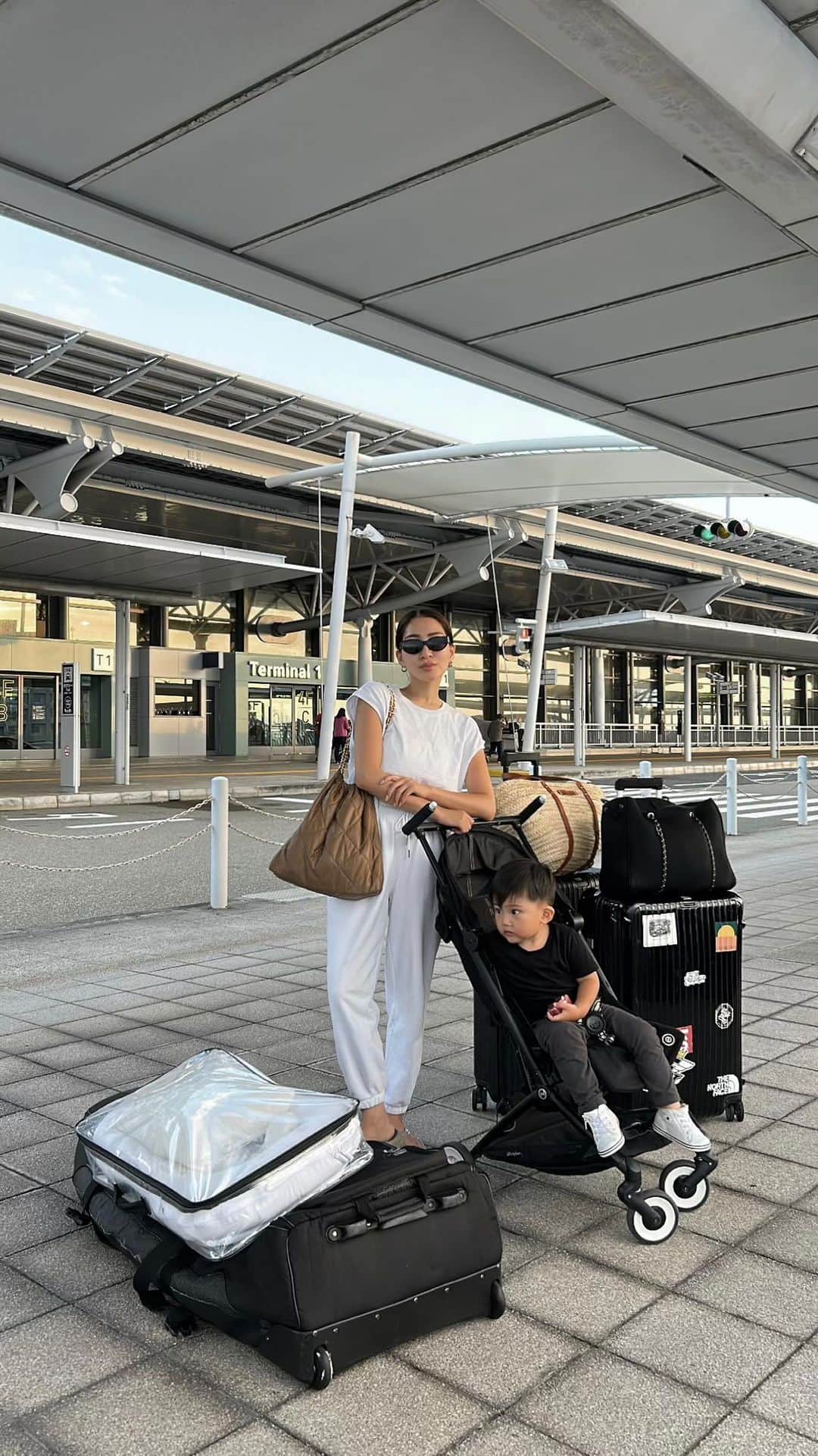のインスタグラム：「Let's go🧳✈️  ちびちゃん2人連れての旅行はとにかく荷物が大量😂  空港に着いてチェックインするまでにもう汗だくなさくさく。笑  さぁ、今回のフライトはどうなる事やら😂💦  覚悟を決めて乗り込みます🫡」