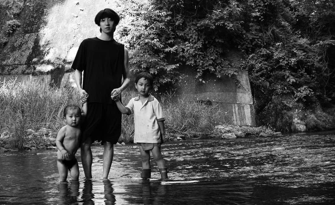 のインスタグラム：「夏ですね。 皆さん、元気でしょうか。  #先輩家族と川へ」