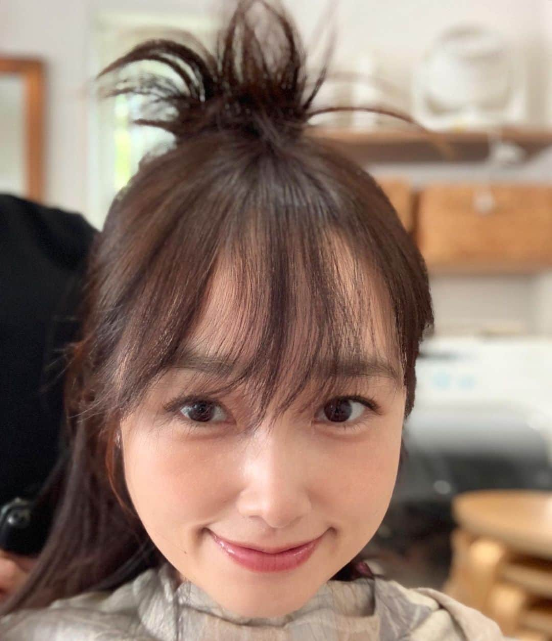 野村日香理さんのインスタグラム写真 - (野村日香理Instagram)「#ヘアメイク中 今朝前髪切りました✂️ （耐えきれず自分で^^;）  手で前髪を引っ張らずに乾いた状態で少し斜めに？切ると失敗しにくいようです...♡  #shootingday#🍍#studio#🎬#モデル#美容院行きたい」7月10日 20時10分 - nomura.hikari