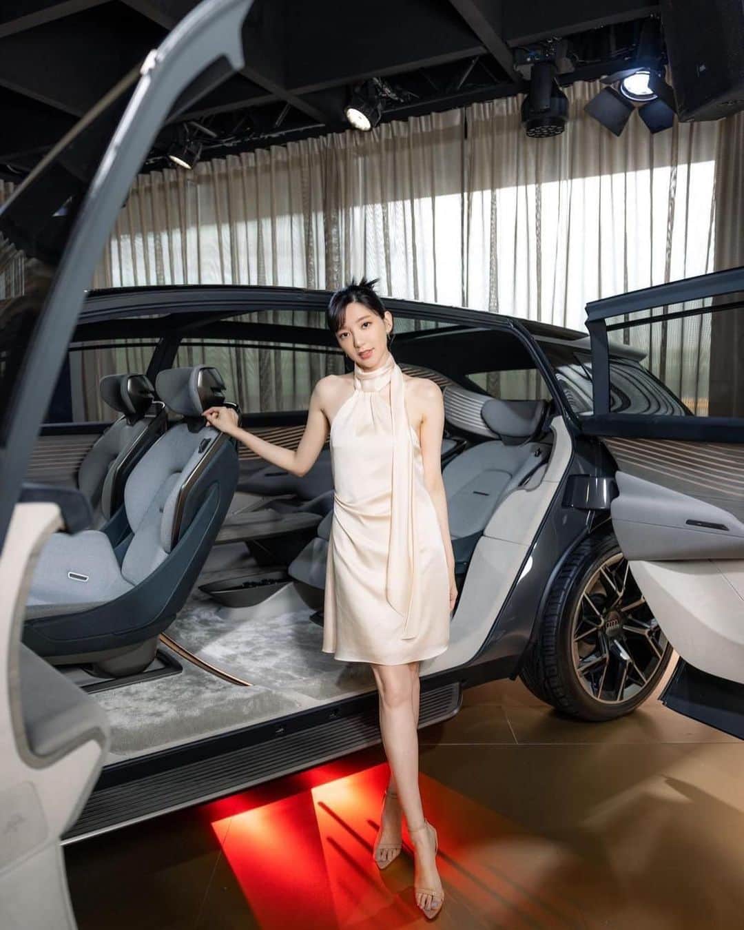 パフ・クオさんのインスタグラム写真 - (パフ・クオInstagram)「🌟 Audi House of Progress Taipei品牌概念店  帶你走入Audi打造舒適奢華及美學兼具的新視界  Audi規劃了許多精彩內容和豐富的活動，等你來體驗哦  @audi_tw  #Audi #AudiTaiwan #FuturelsAnAttitude  #AudiHouseofProgressTaipei  💄 @jadeleemakeup  💇🏻‍♀️ @10olooff  👗 @melinachen  📷 @aprilfooool_」7月10日 20時12分 - aohsuehfu