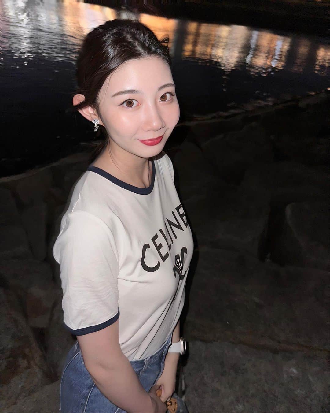 山口莉央さんのインスタグラム写真 - (山口莉央Instagram)「泉南ランタンフェスティバル2023に行ってきました✨  空に舞うランタンが本当に綺麗で、ラプンツェルの世界に入り込んだ気分になりました💭💜  最近は色んな場所でランタンのイベントが行われているみたいなので皆さんぜひ行ってみてください☺️   #泉南ロングパーク  #泉南ランタンフェス  #ランタン  #ランタンフェスティバル  #ラプンツェル  #りんくうビーチ  #りんくうマーブルビーチ  #マーブルビーチ  #泉南カフェ  #海  #ビーチフォト  #夜景スポット  #celine  #tシャツコーデ  #白t  #vuitton  #デニムコーデ  #デニムスカート」7月10日 20時13分 - rio___yamaguchi