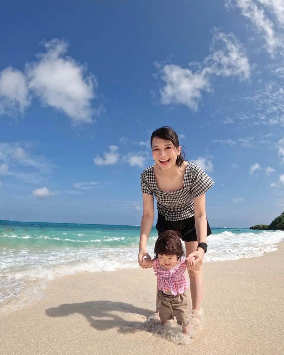 芳美リンさんのインスタグラム写真 - (芳美リンInstagram)「🗾沖縄/恩納村　Okinawa/Onnason  ラナちゃん、沖縄🌊初上陸！ 青い海、白い砂浜🌊☀  元気いっぱい！  水着でリンクコーデしました♪ ギンガムチェックが可愛い♡  ザ　ムーンビーチ ミュージアムリゾートのプライベートビーチにて🌊  また沖縄旅の様子、徐々にアップしていきます♪  @amusa_official #AMUSA　 #リンクコーデ#親子リンクコーデ#親子リンク #シミラーコーデ#アウトドアファミリー #アウトドアコーデ#アウトドア女子 #アウトドアベビー #アウトドアトドラー #outdoortoddler #traveltoddler #トラベルトドラー#トラベルガール #ジェットスターで沖縄#GoProjp #ザムーンビーチミュージアムリゾート」7月10日 20時13分 - lynn.lynn5