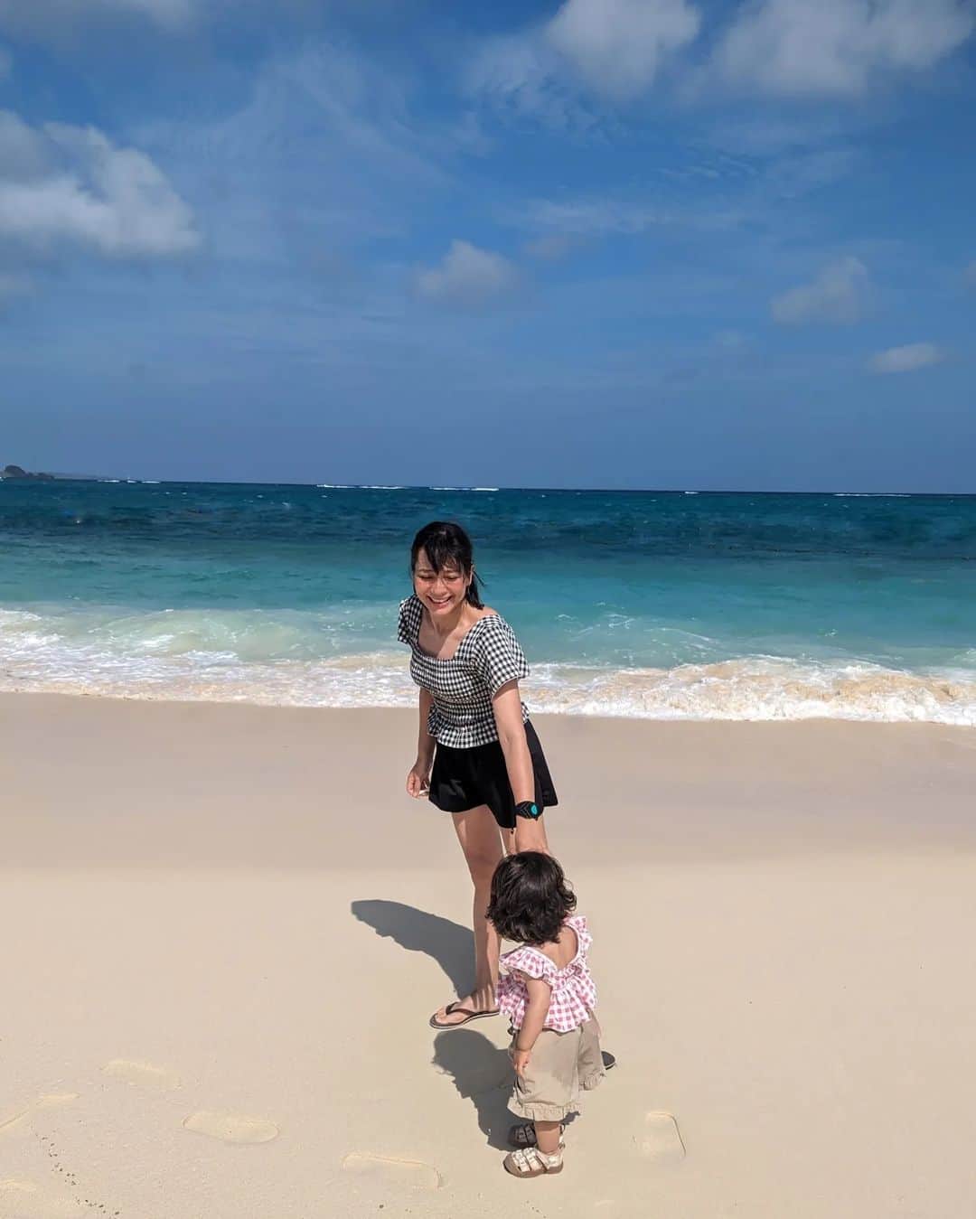 芳美リンさんのインスタグラム写真 - (芳美リンInstagram)「🗾沖縄/恩納村　Okinawa/Onnason  ラナちゃん、沖縄🌊初上陸！ 青い海、白い砂浜🌊☀  元気いっぱい！  水着でリンクコーデしました♪ ギンガムチェックが可愛い♡  ザ　ムーンビーチ ミュージアムリゾートのプライベートビーチにて🌊  また沖縄旅の様子、徐々にアップしていきます♪  @amusa_official #AMUSA　 #リンクコーデ#親子リンクコーデ#親子リンク #シミラーコーデ#アウトドアファミリー #アウトドアコーデ#アウトドア女子 #アウトドアベビー #アウトドアトドラー #outdoortoddler #traveltoddler #トラベルトドラー#トラベルガール #ジェットスターで沖縄#GoProjp #ザムーンビーチミュージアムリゾート」7月10日 20時13分 - lynn.lynn5