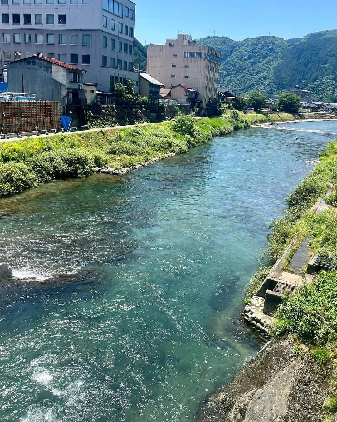 西尾菜々美のインスタグラム：「郡上の水と空🩵  先日ロケで訪れた郡上市。  川底が見えるほど透き通った エメラルドグリーンの水。  立ち寄ったお店で郡上の水道水をいただいたら あまりの美味しさに驚きました！！ 何杯もおかわりしちゃいました😂🚰  ひるがの高原の空気はとっても澄んでいて気持ちよく 大きな深呼吸をたっぷりと☺️☀️  自然豊かな岐阜県には休日によく遊びに行くので 郡上の自然を深掘りしたいです🤭🌿  #岐阜県 #郡上市 #郡上八幡 #自然」