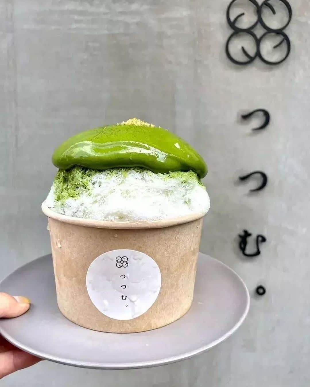 aumoグルメのインスタグラム：「aumoネーム「P-san」さんの投稿をご紹介✨  aumoグルメ( @aumo_gourmet )では、 aumoアプリで投稿してくれたみんなのグルメ情報を紹介していきます🍽️ お出かけの参考にしてみてね🥰  ＿🔶浅草クレープ つつむ。  ▣ 抹茶あんこ 1320円 (税込)  見た目も涼しげで華やかな抹茶のかき氷が 気分を盛り上げてくれます✨  スプーンを入れるだけでも分かるふわふわ質感✨  豊かな香りと程よい甘さが魅力の高級抹茶に 程よいミルクの主張 食べ進めると甘さ控えめのこし餡と 甘酸っぱいレモンピールが更に美味しさを 引き立てます。 アクセントは塩クランブルです  とても美味しいです✨  ＿＿＿＿＿＿＿＿＿＿ 他にも、店員さんの心遣いや、こちらのお店の「かき氷がなぜ溶けずらいのか？」についても説明してくれてますよ〜〜 ぜひaumoアプリで口コミをチェック！  aumoアプリでは、より詳しい全国のお出かけや最新グルメ情報を発信中🪄 プロフィールのURLからダウンロードしてね♡ #aumo #aumoおでかけ探検部」