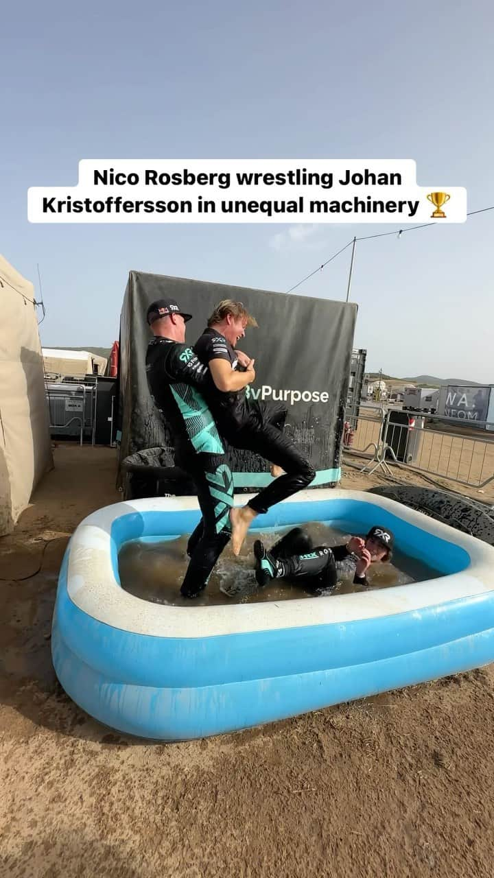 ニコ・ロズベルグのインスタグラム：「How to celebrate a DOUBLE WIN in Sardinia with @nicorosberg @mikaelaakottulinsky and @kristofferssonjohan 😂💙」