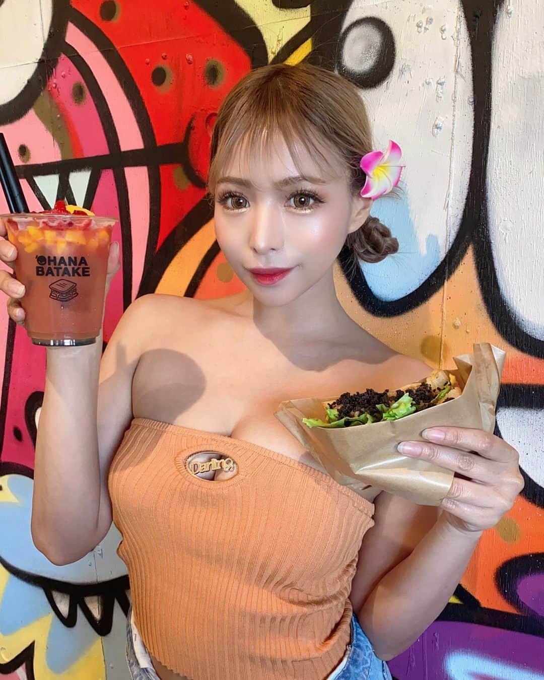 ぽょ姫のインスタグラム：「𝚂𝙰𝙽𝙳𝚆𝙸𝙲𝙷 🥪 ⁑ 石垣島に派手で可愛いホットサンドの お店見つけました👾🌈 @ohanabatake.isg 石垣島店 ホットサンドがものすごく美味しい‼︎ さすが人気No.1の黒トリュフ🖤 (インスタチェックしてみてね◡̈*) ⁑ Darichのこのトップスとハイウェストデニムパンツがお気に入りすぎてまた着ちゃった🧡  ⚘  OHANABATAKE石垣リゾート 🚩 沖縄県石垣市新川２４２３−１４３  #石垣島 #石垣 #石垣島旅行 #石垣島観光 #石垣島好きな人と繋がりたい #サンドイッチ #サンドイッチ専門店 #ホットサンド #ホットサンド専門店 #ohanabatake #沖縄 #沖縄旅行 #沖縄グルメ #沖縄観光 #darich #darichコーデ」