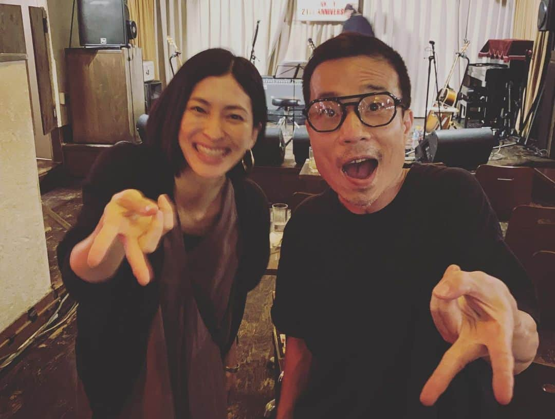 奥田恵梨華さんのインスタグラム写真 - (奥田恵梨華Instagram)「先日、イッソンさんと豪起くんの弾き語りLIVEにお邪魔しました。  イッソンさんは前にも書いたけど、HUSKING BEEが高校生の時から好きで、豪起くんは10数年前一緒に舞台やってから友達というか息子？なので、その2人の共演は胸熱🔥でした  豪起くんの歌はあったかくて泣いちゃったし、イッソンさんやっぱすげぇーーーだった。欠けボタン名曲すぎて号泣しちゃったよね  最後にお2人で一緒にやったブルーハーツの『青空』とユニコーン の『素晴らしい日々』どちらも大好きな歌で最高だった  生きてたらみんないっぱいしんどいことあるけど音楽の力は本当にすごい  元気出ましたありがとうございました☀️  イッソンさんがMCで突然「小学生流行語ランキング」ぶっこんできて笑った😂  我が家の小3女子のよく使うワードは 「神」「ガチで」「は？」「〜すぎワロタ」などです　こわやこわや  #磯部正文  #豪起 #弾き語り #小学生女子  #流行語 #ギャルピース  #nomusicnolife #huskingbee」7月10日 11時33分 - erikaokuda_official