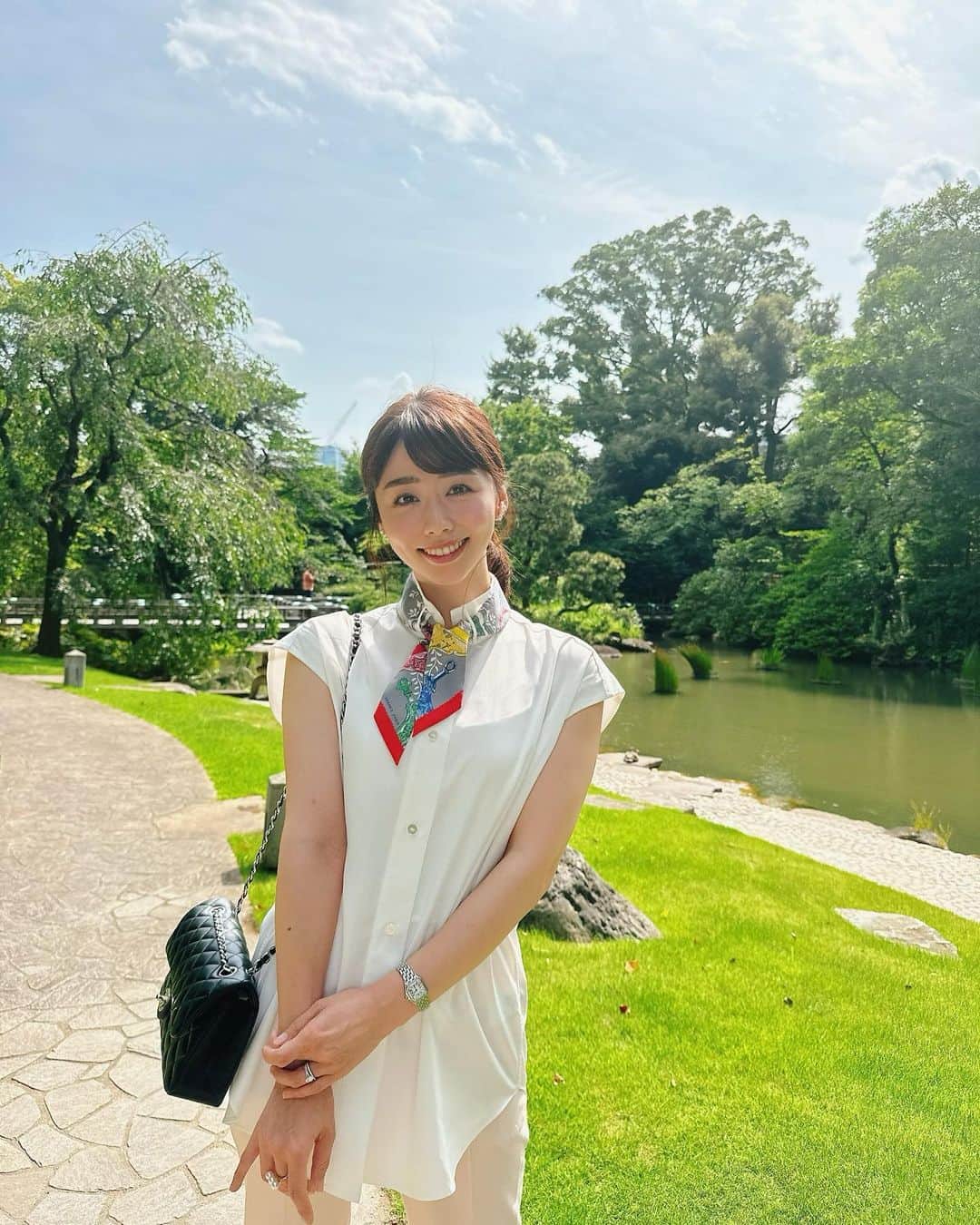 のインスタグラム：「毎日本当に暑いですね☀️🫠 先日いつもより少し長く歩いていたら暑さのせいかふらっとして、慌てて自販機で飲み物を買いました😂 出かける前にお水を飲んでいたのですが、こまめな水分補給大事ですね💦 皆さんもお気をつけください〜🙏  写真はお気に入りのブラウスを着てご飯を食べに行った時のもの💓 ブラウスは　@_cccmalie_  さんです✨」