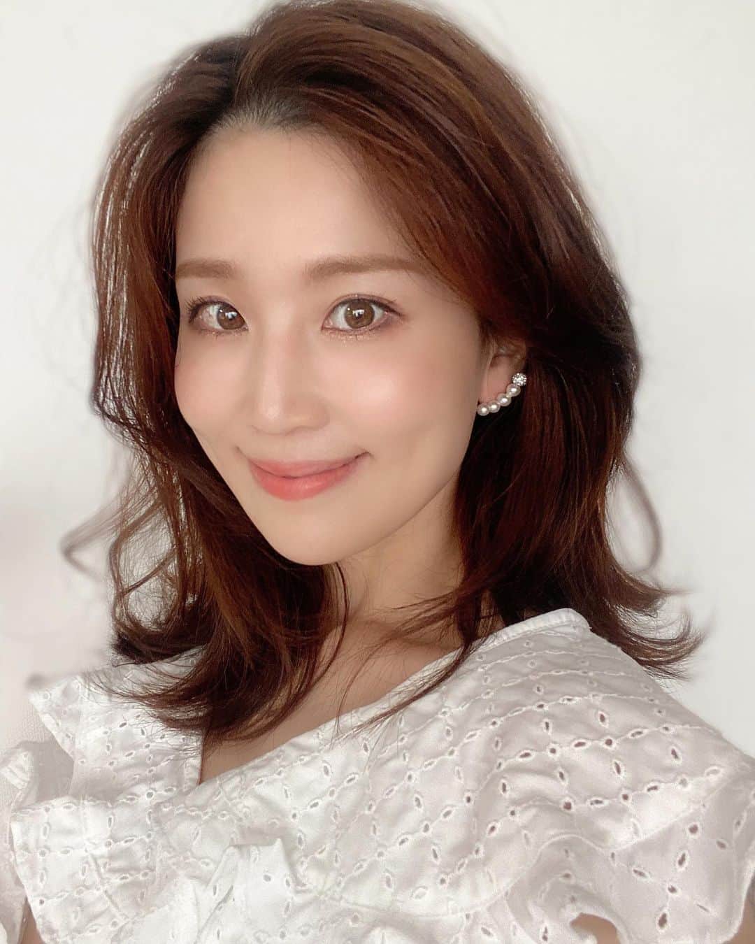 永田明華のインスタグラム：「@u.plus_official のピアス パール✖️スワロフスキー　 でキラキラ🤩 目元メイクもラメ入りシャドウで囲って キラキラ🤩  #ピアス パールにスワロフスキー入るだけで、華やかね♡ #tops #snidel  #earrings #イアリング #アクセサリー#スワロフスキー#パールピアス」
