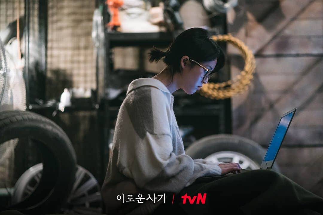 tvN DRAMA【韓国】さんのインスタグラム写真 - (tvN DRAMA【韓国】Instagram)「변화한 로움🙋🏻‍♀️과 돌아온 나사🔩까지 10년 만에 베개 맡에서 모인 적목키드🛌🏻  키드들의 복작복작 수다스러운 밤😆 오늘 저녁 <이로운 사기> 13화에서 👀  [월화] 저녁 8:50 tvN #이로운사기 #DelightfullyDeceitful #천우희 #김동욱 #윤박 #박소진 #이연 #유희제 #홍승범 #이태란 #tvN #스트리밍은TVING」7月10日 11時35分 - tvn_drama