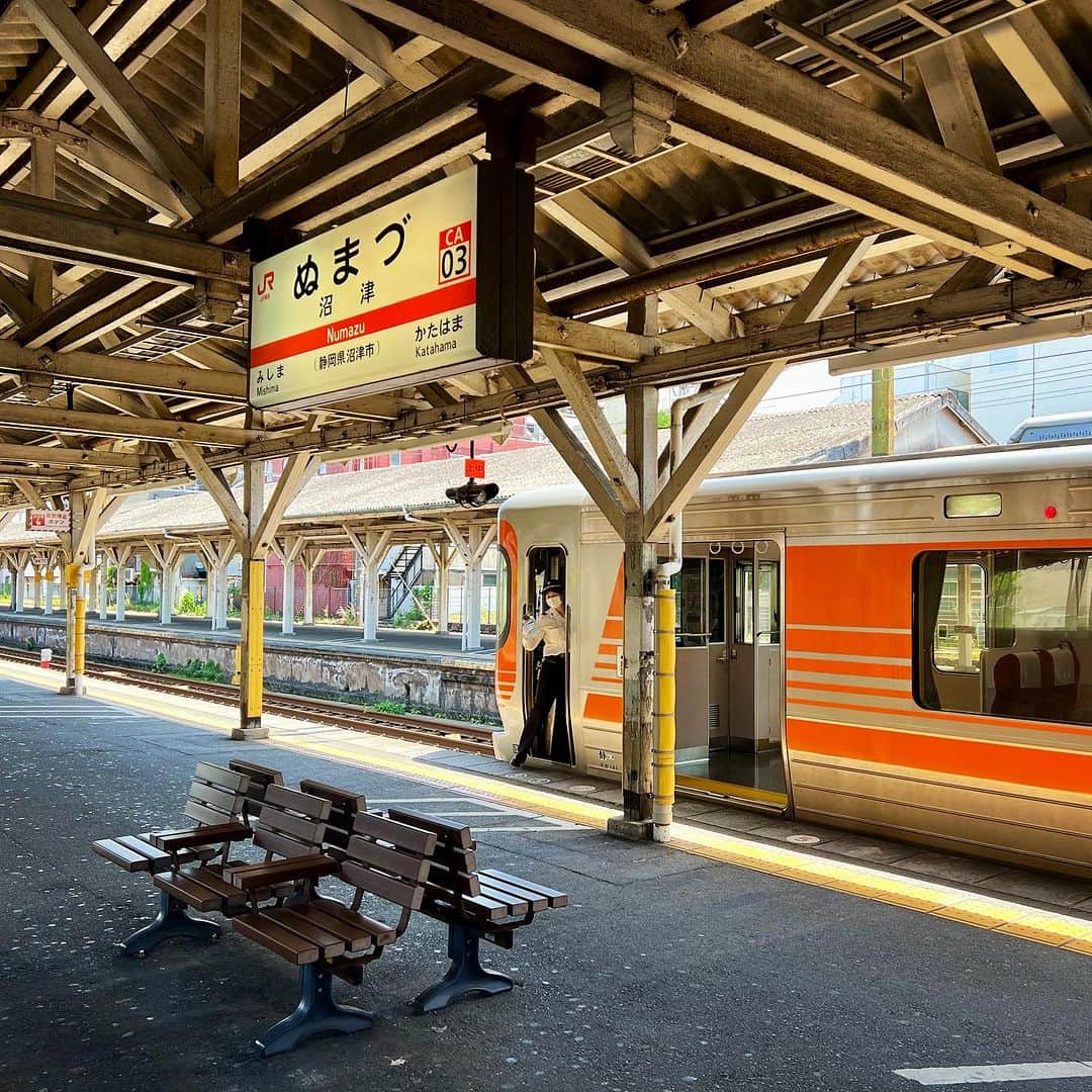 畑亜貴のインスタグラム：「東京から沼津への日帰り旅、息抜きに丁度良いです！  从东京到沼津的一日游正好可以放松一下！  도쿄에서 누마즈까지의 당일치기 여행은 휴식에 딱!  A day trip from Tokyo to Numazu is just right for a break!  Una excursión de un día de Tokio a Numazu es perfecta para descansar.  #akhtravelogue #沼津 #静岡 #一人旅」