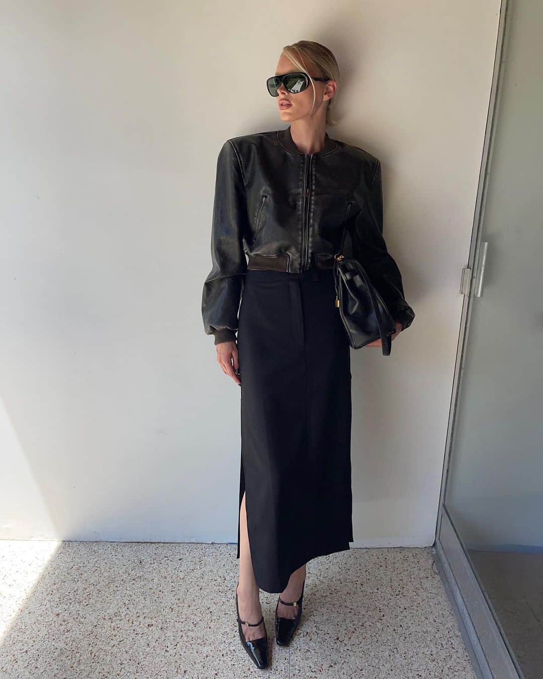 エルザ・ホスクのインスタグラム：「All black @lioness_official 🖤」