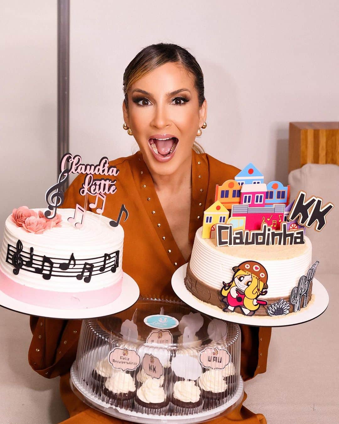 Claudia Leitteのインスタグラム：「Meu aniversário começou no Pará! Eu adoro comemorar! Ganhei de presente 2 shows espetaculares em Santana do Araguaia e Conceição do Araguaia. Um show de amor e de carinho! Uma super estrutura. Amanhã volto pra falar mais, porque merece over posting. Foi demais! Tô muito feliz e já já dou continuidade à celebração dos meus aninhos de vida. Ahhhhhhh! Que gostoso!」