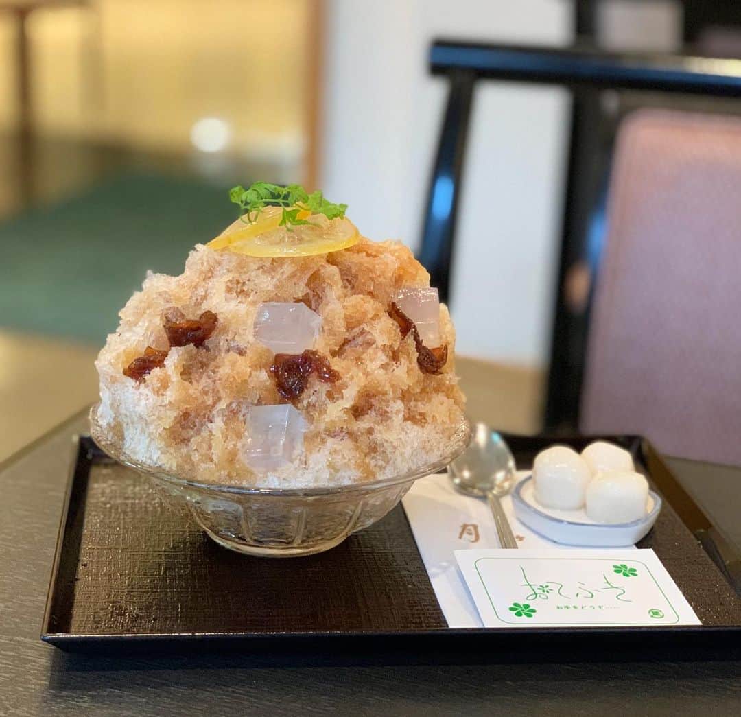 原田麻子のインスタグラム：「黒糖生姜  めちゃくちゃ久しぶりの月ヶ瀬さん 本店は行ったことあるけど 高島屋店はお初  事前情報で梅があればと思ってたけど黒糖生姜も！おいしいー こういうのが食べたかった！ まわりにちらしてある生姜のスライスが黒糖たっぷり浸かっててうますぎる  嬉しくなる。  来月もあるといいなぁ  #かき氷#かき氷🍧#おやつ#ごはん#sweets#shaveice#京都かき氷」
