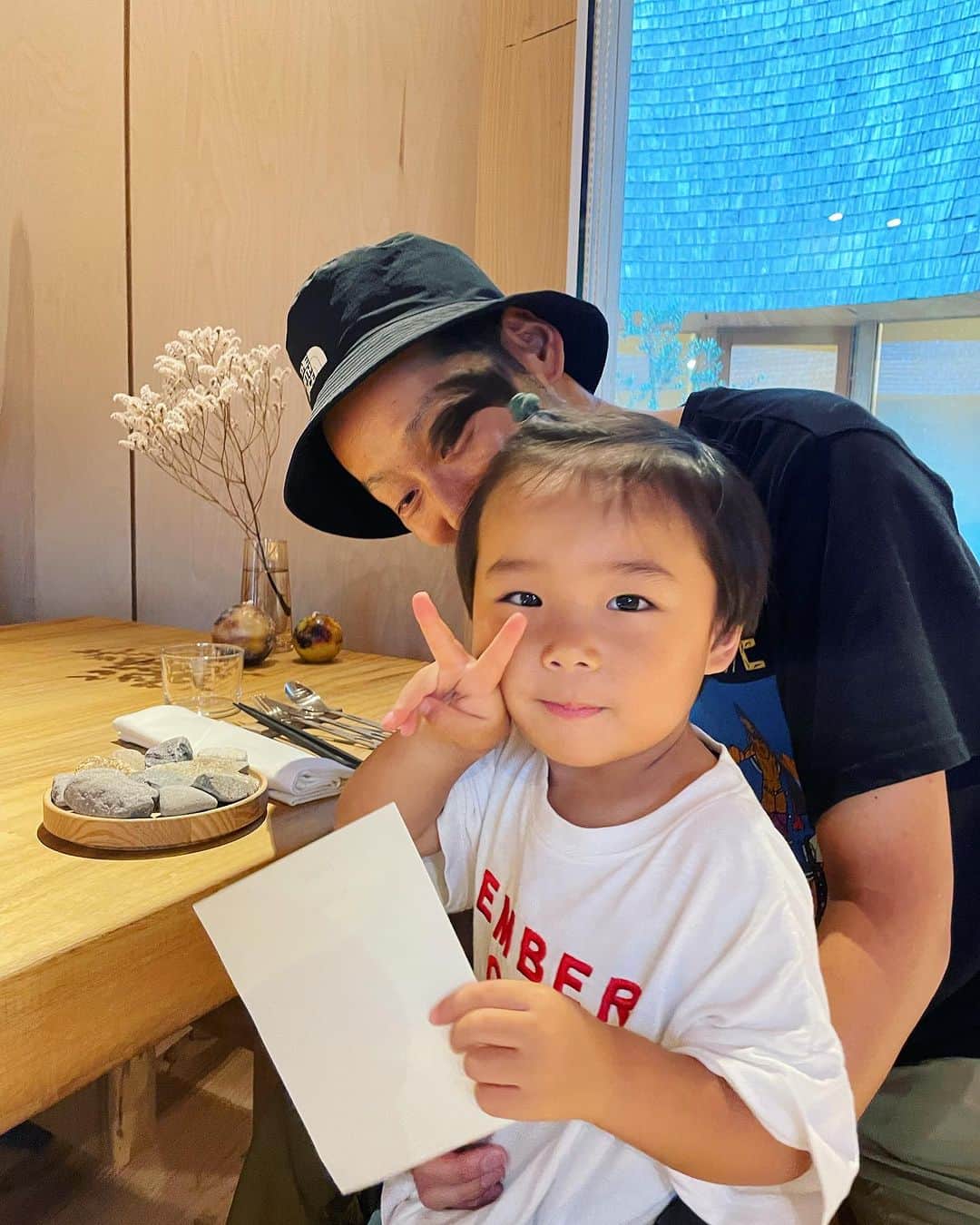 DJ MEGURUのインスタグラム：「兎に角子供と遊び尽くす！  久々に一時帰国していますが四六時中子供にベッタリな時間を過ごしています。  今回遊びに行ってきたのは三重県いなべ市に新たに誕生したアウトドア施設 @nordisk.hygge.circles_ugakei ノルディスクヒュッゲサークルズ。  引き算の魅力をふんだんに盛り込んだキャンプ場で、宇賀渓が産んだ山あり川あり谷ありTHE JAPANが存分に味わえる一言で言って最高の場所。  完成したのはこの4月で出来たばかりのキャンプ上で、前の番組をやっていた時から追いかけていた、オープンが楽しみな所だったので今回行けて本当によかったぁ。  子供もめちゃくちゃ楽しんでくれて今回滞在中に一緒にキャンプをするって目標も達成できてよかった。またキャンプいこうねー？って聞いたら満面の笑みで「うんっ！」っと言ってくれたので父は次なるキャンプが楽しみでしかありません。  夏本番！河原でフリーサイト楽しむもよし、グランピングで最高の地元の食材を使った神ウマ料理に舌鼓をうつもよし、めっちゃオススメなので是非！」