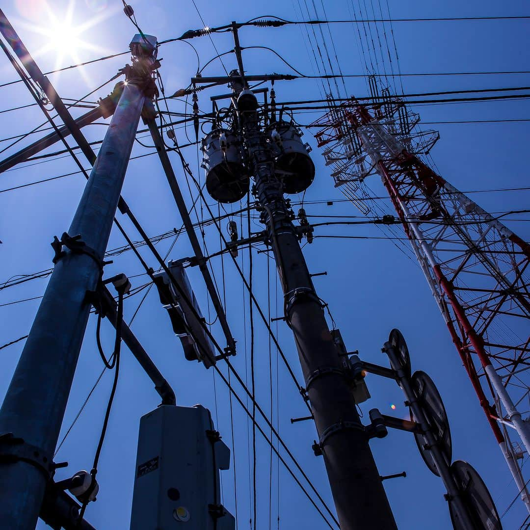 東京電力ホールディングス株式会社のインスタグラム：「千葉県内 鉄塔と電柱 Steel Tower and Utility Poles in Chiba  #東京電力 #tepco #千葉県 #電柱 #電柱風景 #電柱のある風景 #utilitypole #electricpole #wwwdc #風景写真 #景色写真 #青空 #skyblue」