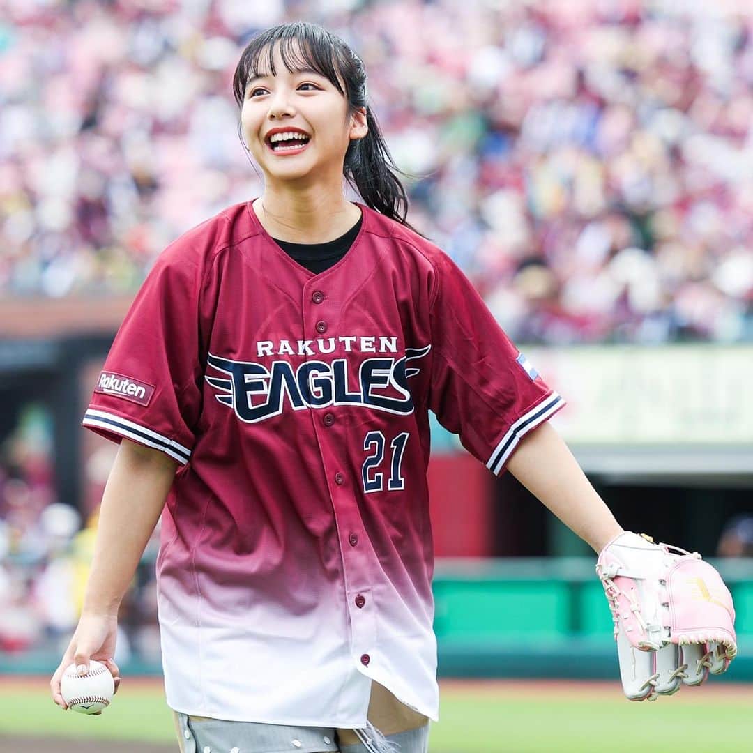 のインスタグラム：「タレント #山之内すず さんが #楽天 - #ソフトバンク 戦の始球式に登場⚾  綺麗なフォームからの一投は…ワンバウンドながらも捕手の下へ👏  投球と笑顔で場内を魅了しました🥰  写真：楽天野球団提供  #RakutenEagles #プロ野球 #始球式」