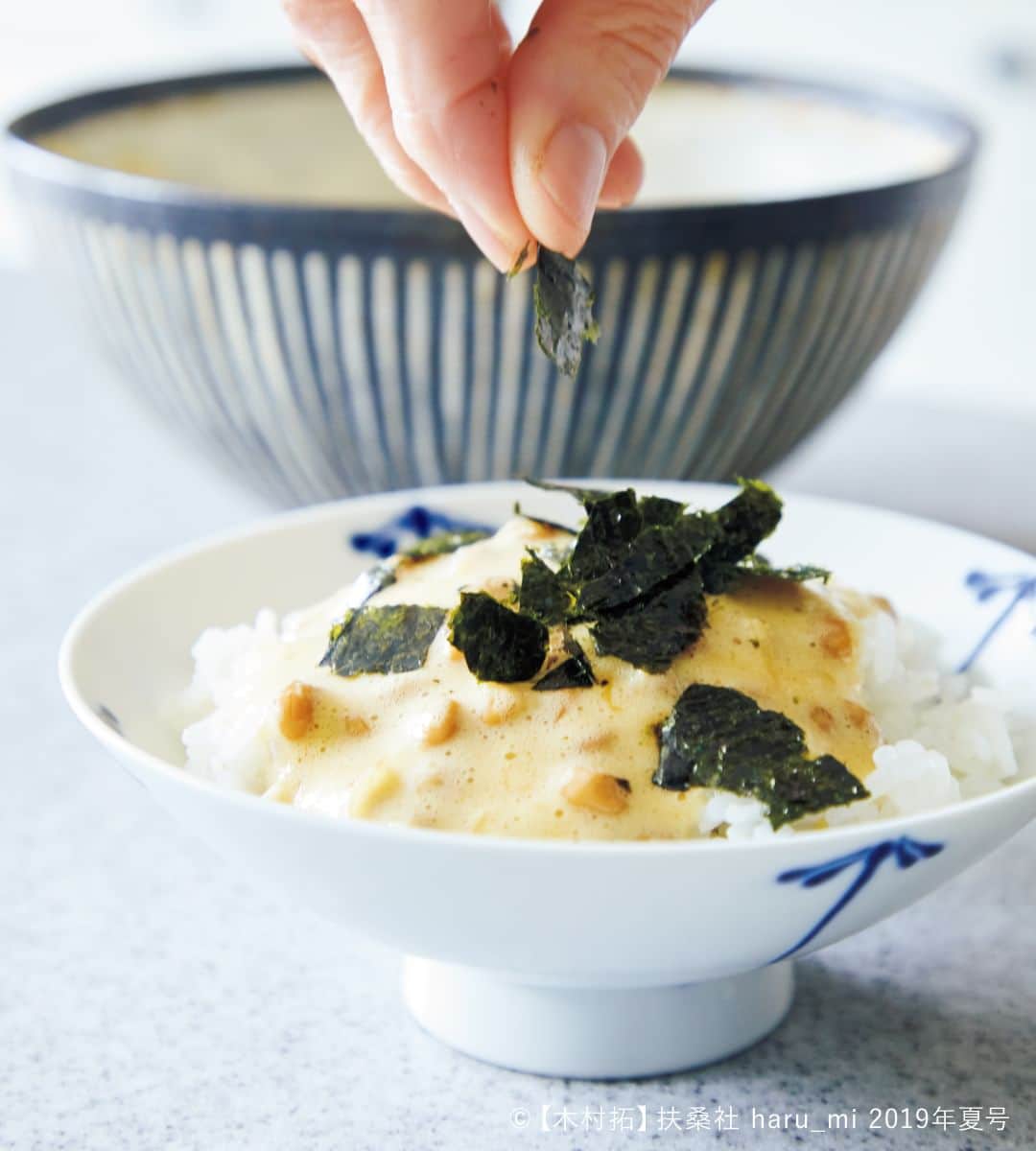 栗原はるみ「ゆとりの空間 」さんのインスタグラム写真 - (栗原はるみ「ゆとりの空間 」Instagram)「. ＼ 7月10日は #納豆の日 ／ ねばとろレシピ「ふわふわ納豆」  今日は語呂合わせで「納豆の日」だそうです。 日本で古くから愛されている納豆は、 身近な発酵食品で体にもいい、 ねばとろ食材の代表格。  ごはんにかけて食べるのはもちろん、 いろいろな食材と相性がいいので、 アレンジを楽しめます。  「ふわふわ納豆」は、これを食べると 元気になれるという、栗原家の味。 100回以上混ぜて、ふわっふわになってから 納豆じょうゆを入れるのがこつです。  ----------------------- 「ふわふわ納豆」の作り方 -----------------------  ◆材料（1人分）  納豆…1パック（40g） 長ねぎの小口切り…適量 卵…1個 和がらし…少々 納豆じょうゆ（下記）…適量  [納豆じょうゆ]（作りやすい分量） しょうゆ…3/4カップ みりん…1/4カップ 昆布…5cm角 厚削りガツオ…2～3枚  ◆作り方  ❶大きめの器に納豆を入れて糸が引くまでよく混ぜる。  ❷長ねぎ、卵、和がらしを加えて空気を入れるようによく混ぜ、ふわふわになったら納豆じょうゆ（下記）を入れてさらによく混ぜる。ごはんにかけ、もみのりを散らす。  ※【納豆じょうゆ】の作り方 小鍋にみりんを入れて火にかけ、煮立ったら弱火にして2～3分煮てアルコールを飛ばし、火を止める。 しょうゆ、軽く洗って水気を拭いた昆布、厚削りガツオを加えて半日～ひと晩おく。昆布を取り出して保存する。  ----------------------- レシピ特集「夏にうれしい、ねばとろレシピ」では、 納豆をはじめ、オクラや山いもなどの ねばとろ食材を使ったレシピをご紹介しています。  詳しくは、プロフィールのリンク、 またはハイライトから！ @yutorino_kukan  #ふわふわ納豆 #納豆じょうゆ #納豆ごはん #ねばとろレシピ #夏にうれしいねばとろレシピ #レシピ特集 #栗原はるみ #ゆとりの空間 #recipe #納豆 #ねばねば #納豆の日 #7月10日」7月10日 12時00分 - yutorino_kukan