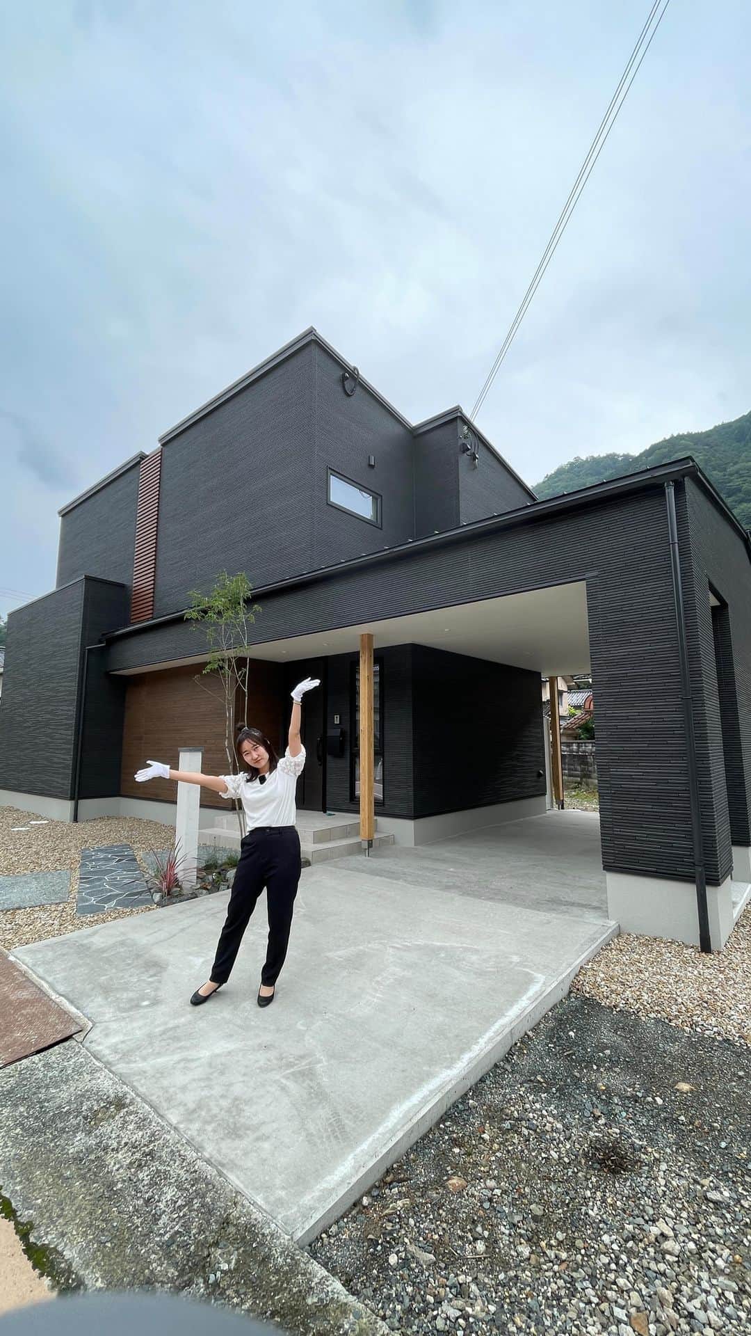 homelife 夢を叶える暮らし方のインスタグラム：「【豊岡店】ガレージのある4LDKのお家  皆様のいいね❤コメント💭が励みになります☺️ インスタの仕様変更に伴い、フォローして頂いても通知が届きにくい可能性があるようです🥲 通知設定をして頂けると嬉しいです🔔  ＿＿＿＿＿＿＿＿＿＿＿＿＿＿＿ " #世界一あなたらしい住まいを " 「すべての人に最高の住まいを届けたい」 デザイン、品質、価格、どれも妥協しない家づくりを追求しています。 アーキホームライフは大阪・京都・兵庫・奈良・和歌山（一部）・福井（一部）で家づくりをしている会社です🏘 ＿＿＿＿＿＿＿＿＿＿＿＿＿＿＿ ☆グッドデザイン賞2020 ☆ハウスオブザイヤーインエナジー2021 ☆SUUMO関西工務店ランキング1位 ＿＿＿＿＿＿＿＿＿＿＿＿＿＿＿  #アーキホームライフ  #新築  #注文住宅  #家づくり  #新居  #自由設計  #空間デザイン #関西ナンバーワンの住宅メーカー」