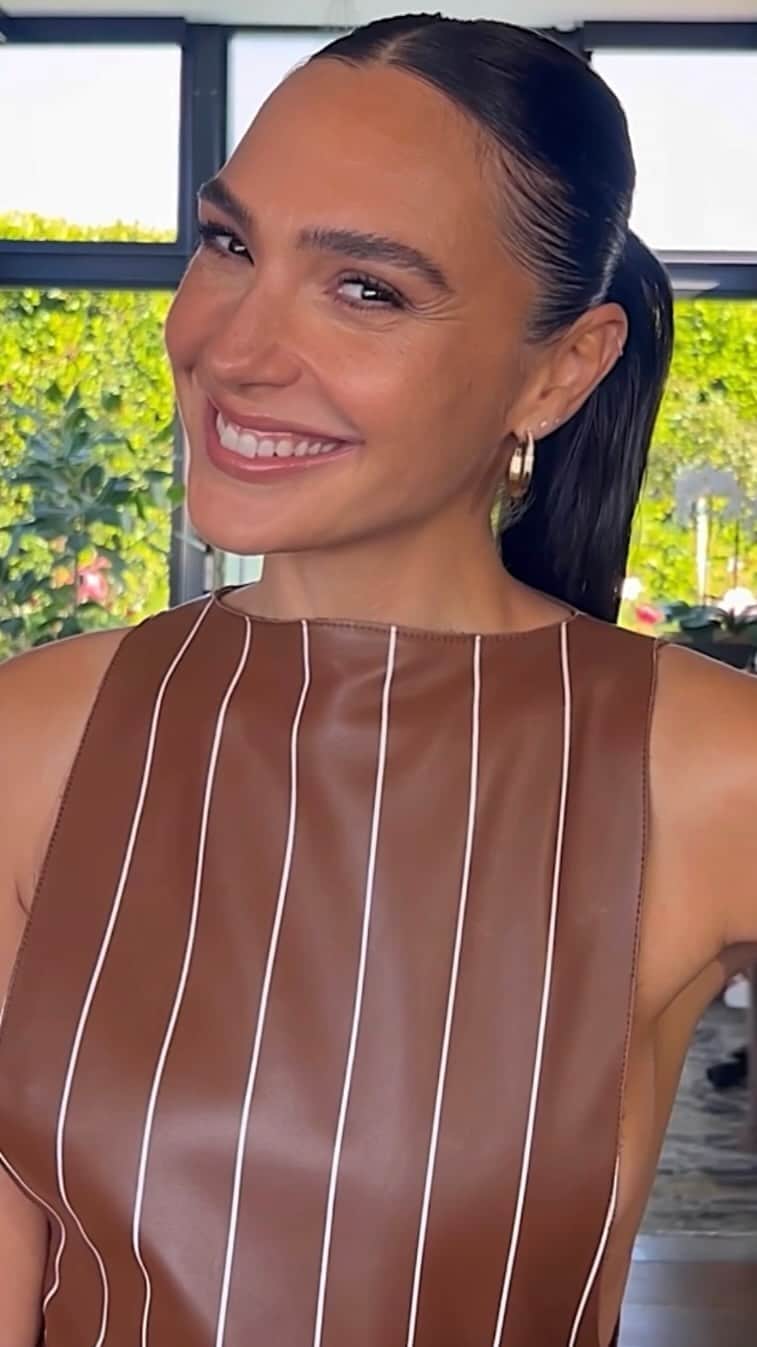 JO BAKERのインスタグラム：「G A L • G A D O T 🇮🇱 Bronzed Barbie Vibes…. Summertime sizzle on #galgadot for the #barbie premiere in LA ✨ Style @karlawelchstylist  Hair @jennychohair  Makeup by me #jobakermakeupartist using @tirtir_usa gorgeous newly discovered Korean made skincare and some new bronze tone gems from @stilacosmetics paired with my new mascara launching this week #TARANTULASH mascara @bakeupbeauty 💥‼️ #trustinradiance #stila #stilacosmetics #stayallday #bakeupbeauty」