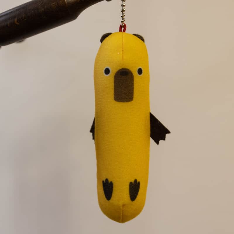 渡辺克仁さんのインスタグラム写真 - (渡辺克仁Instagram)「ボールチェーンが付いたカピバラマスコット。胴体は意外と長く15cmもある。最初見た時はバナナかと思ったけど憎めない顔。お腹を押すと「ピー」と鳴く芸の細かさ。660円  #カピバラ #水豚 #capybara #那須どうぶつ王国」7月10日 11時58分 - katsuhito.watanabe