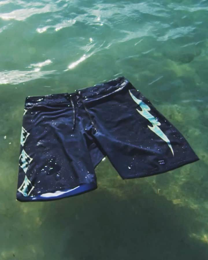 ビラボンのインスタグラム：「Life's Better In Boardshorts.  Airliteテクノロジーを採用した最高級マテリアル使用のボードショーツ。是非試していただきたいです! Featuring our award-winning Airlite technology, this boardshort brings three high-performance fabrics seamlessly together, giving you flexibility, stability and comfort where you need it most and is made from recycled PET bottles. ♻️  Trusted by @jaiglindeman .  プロフィールのリンクからコレクションをチェック！  #LifesBetterInBoardshorts」