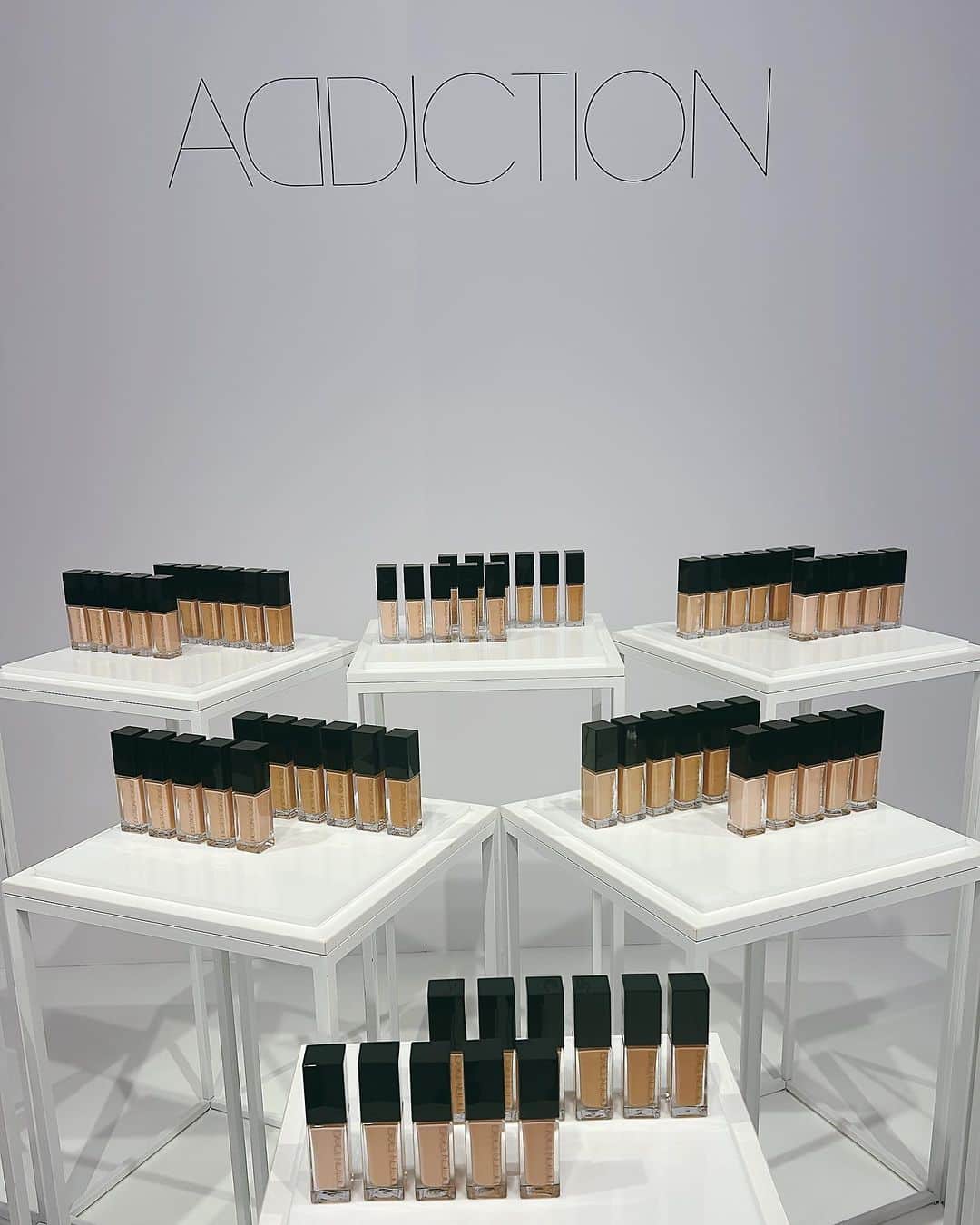 のインスタグラム：「9/1に発売されるADDICTION のファンデーション、「アディクション　ザ　ファンデーション　リフト　グロウ」。まさにGLOW世代にオススメの薄膜艶肌を叶えてくれます！クリエイティブディレクターのKANAKOさんが「目尻のシワにファンデーションがたまらない」仕上がりにこだわり100以上の試作を経て理想のファンデーションを作り上げたそう。NYで様々なセレブやファッション撮影のメイクをこなすKANAKOさんは撮影時のメイクではスキンケアに時間をかけてベースメイクを仕上げるけれど、そのテクニックをこのファンデーションに詰め込んだそうです。 今から使うのが楽しみ〜❤️❤️❤️  #addiction  #40代メイク #40代ベースメイク」