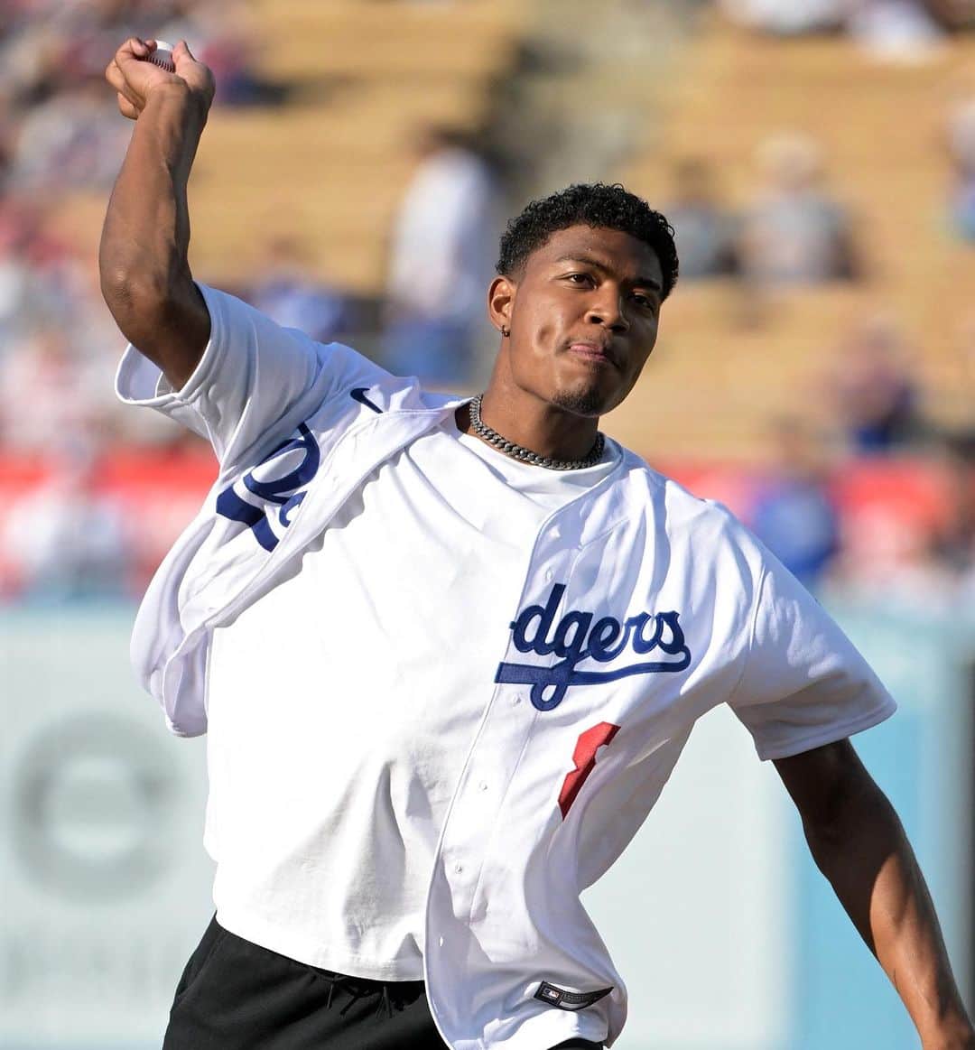 ベースボール専門メディア「Full-Count」さんのインスタグラム写真 - (ベースボール専門メディア「Full-Count」Instagram)「日本時間9日のドジャース-エンゼルス戦で始球式を行ったレイカーズの #八村塁 選手‼  身長203センチの長身を生かしたダイナミックな投球フォームでストライク投球を披露しました👍👍  写真：ロイター  #Dodgers #HereToPlay  #LakeShow #mlb #メジャーリーグ」7月10日 12時03分 - full_countc2