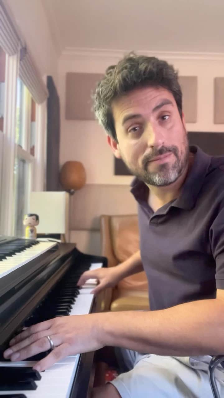 エド・ウィークスのインスタグラム：「Hello! I am on YouTube and this is me talking about it! #WeeksEats #foodreview #foodporn」