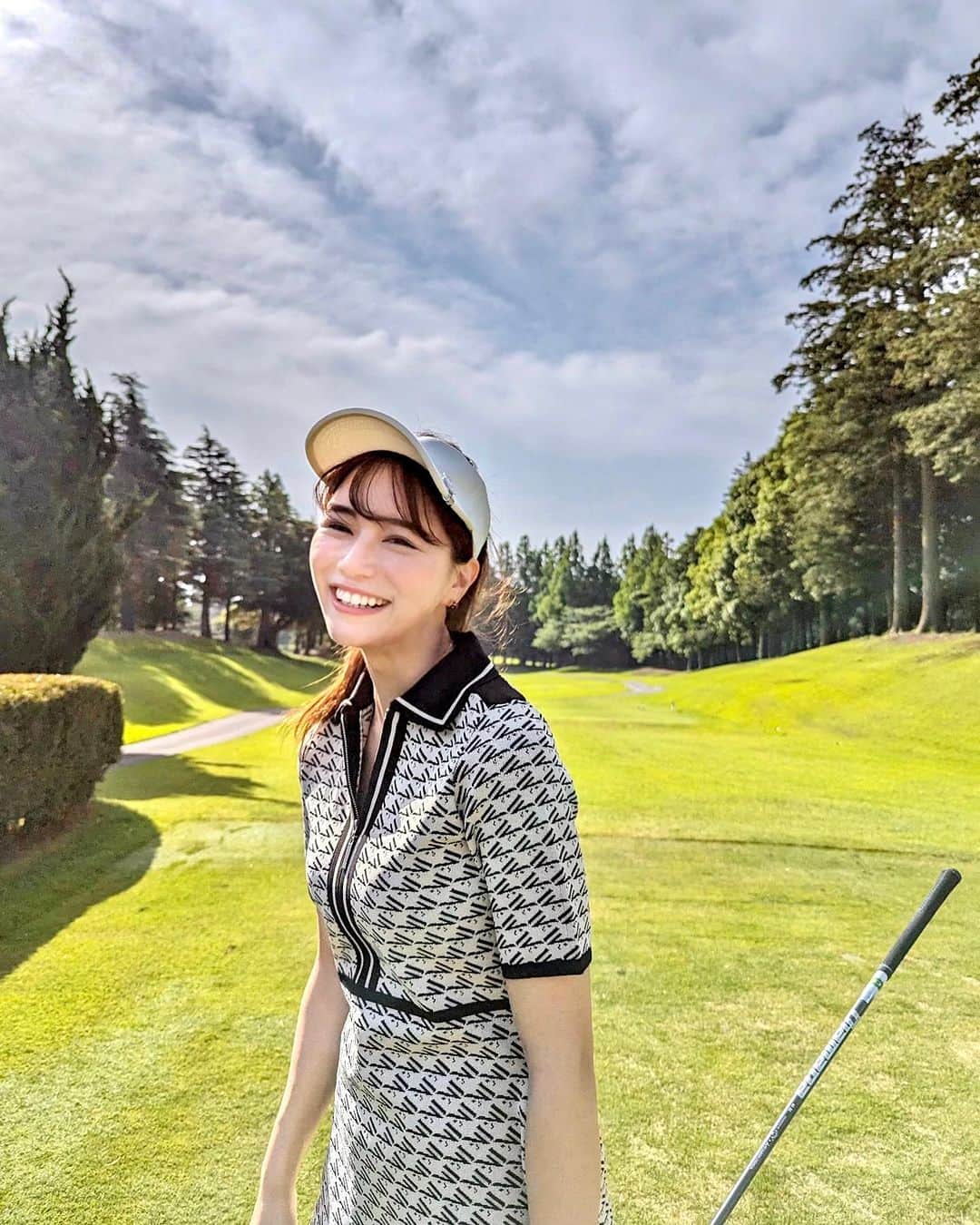 石井里奈さんのインスタグラム写真 - (石井里奈Instagram)「@lenan_golf プチカップ⛳️🩷 仲良し女子4人でゴルフいってきました！！楽しかったー！！ . みんな上手👏そして可愛い！笑 可愛い女子とまわりたい男性の気持ちが少しわかりました笑 . ウェアは @lenan_golf と @aoioa コラボ🩷このワンピポッケもついてるしスタイルも良く見えるし、私服でも着られてめちゃんこ可愛いよ🤭❣️ . @yotsukaido.golfclub でラウンドしたんだけど女子向けのコースで結構簡単で、まさかのスコア89笑 でもちょっとこれはベストスコアでは無い気がするのでまだまだ頑張ります🔥でも自信がつくからよいかも！ . #lenan #ゴルフ女子 #ゴルフウェア　#ゴルフコーデ #アコーディアゴルフ #女子ゴルフ #ゴルフ好き #千葉ゴルフ #ゴルフコンペ #golf #100切り #ゴルフスイング #ゴルフ女子コーデ #ゴルフファッション」7月10日 12時05分 - ri7tin1025