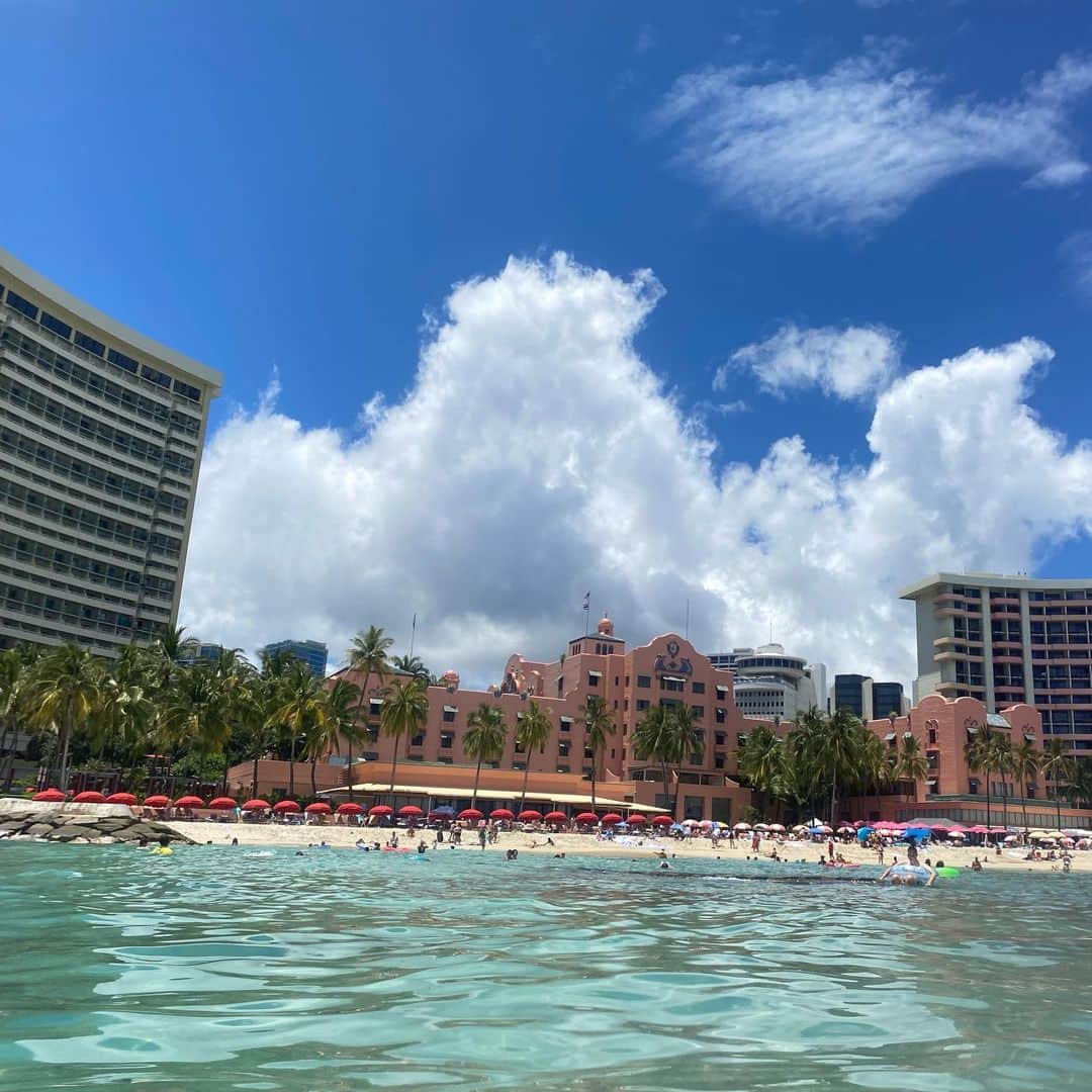 小尾渚沙さんのインスタグラム写真 - (小尾渚沙Instagram)「先日、新婚旅行でハワイに行ってきました🌺  青い空、白い雲、エメラルドグリーンに輝く海…🌴 たっぷりの日差しを浴びてパワーチャージ完了です💪🏼☀️  たくさん写真も撮ったので、UPしていきますね💕 お付き合いください〜🫶 . . #ハワイ#ハワイ旅行 #新婚旅行 #旅 #旅行 #夫婦旅行 #ハワイの思い出 #ワイキキ #ホノルル  #hawaii #waikiki #honolulu #honeymoon  #trip #sheratonwaikiki  #フリーアナウンサー #小尾渚沙」7月10日 12時05分 - obi_nagisa