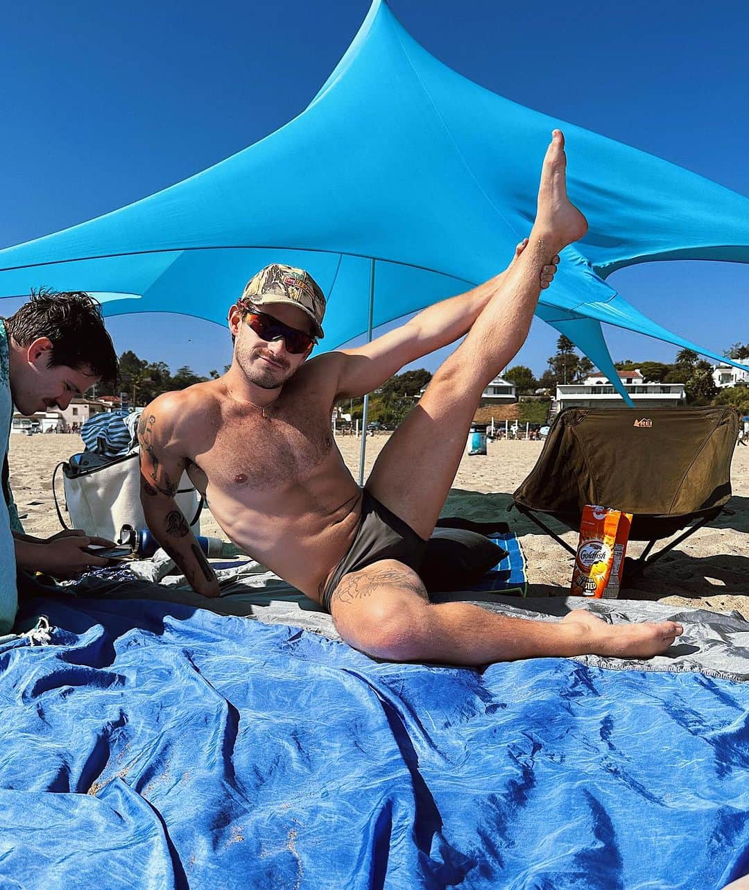 ブランドン・シェイアさんのインスタグラム写真 - (ブランドン・シェイアInstagram)「what a lovely gay beach day ☀️」7月10日 12時06分 - brandoncolbein