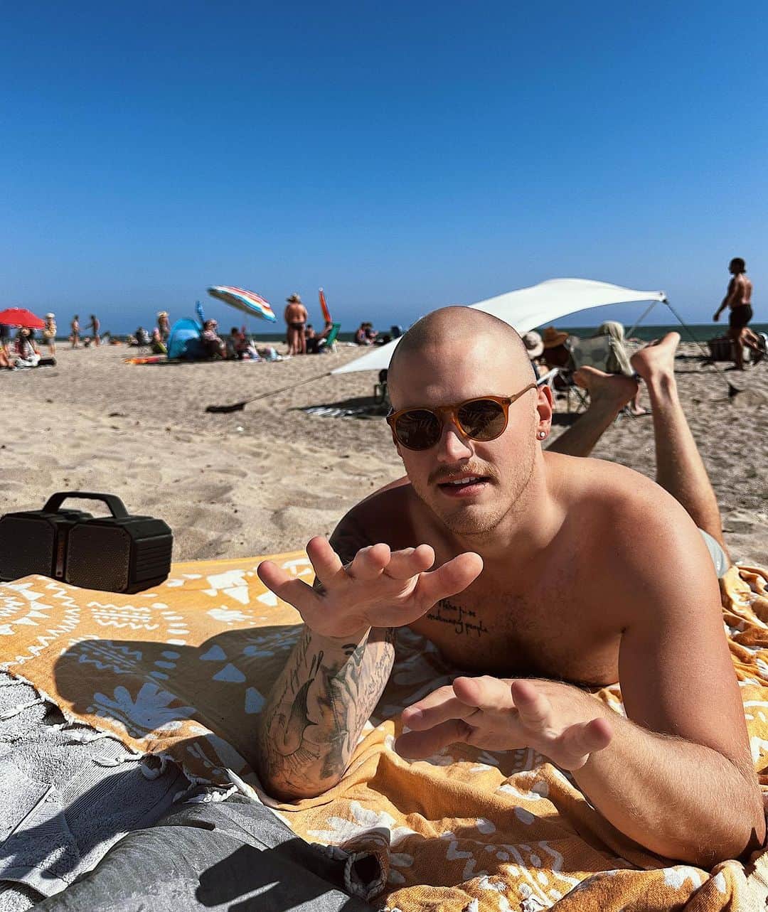 ブランドン・シェイアのインスタグラム：「what a lovely gay beach day ☀️」
