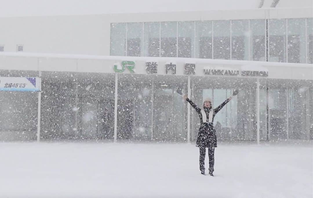 高山沙織さんのインスタグラム写真 - (高山沙織Instagram)「【最長片道切符の旅 振り返り♯1】 北海道稚内から日本縦断してきました。 こんにちは アンドロイドのお姉さんです。 私は日本最北端の地、稚内に来ております こちらマイナス10度。  2023年2月9日、最長片道切符の旅を始めること にします。 最長片道切符とは簡単に言えば日本国内で発券可能な一筆書きで最も経路の長くなる片道乗車券。  北海道の稚内駅から スタートしてゴールは長崎新幹線の新大村駅 お値段は9万970円  切符の有効日数は55日間 約2ヶ月の間で日本をぐるっと巡ります   旅の最初に乗り込む列車は特急サロベツ　最長片道切符の旅では別途特急券を購入すれば特急や新幹線にも乗車可能なのです  1日目は稚内駅から 宗谷本線をぐっと南下していき 距離にすると259.4km 旭川までたどり着くルートです 稚内から 旭川までは特急で3時間48分そんなに 長くないですね  宗谷本線の絶景ポイントが進行方向 右側 晴れていれば 利尻富士がきれいに見えます ただめっちゃ雪で何も見えないのです。 列車は日本最北の無人駅 抜海駅を通過しますこの駅は1日の利用者 数が2.6人とかなり少なくたびたび駅の 廃止が取り沙汰されていましたが今でも 現役です 。 抜海駅を一例にあげても利用者数が少ない 宗谷本線は単独では維持することが困難な 路線として北海道から名指しされています。 2021年3月のダイヤ改正では53駅あったうちのおよそ2割12駅が廃止されました。除雪にも費用や人手がかかる為存続は難しいのでしょう。  途中アナウンスで鹿が線路上に飛び出してくることがあると言ってました 。 鹿と接触してしまうと運転再開にめっちゃ 時間がかかるので当たらないように 慎重に運転してるんですね 。  出発してから約2時間、音威子府（おといねっぷ）駅に到着 北海道の地名とか駅名は面白い読み方が多いですよね。  音威子府とはアイヌ語で 濁りたる泥川というのが由来らしいです ここの駅構内には駅そばファンが日本一だ と唸った名物音威子府そばが食べられる 立ち食いそば屋があったのですが2021年に店主さんが亡くなられて閉店。食べてみ たかったものです。  車窓からの景色がだいぶシティに変わって きましたここは名寄駅の周辺 。 宗谷本線の中でもう重要な駅で、名寄より北を名寄以北。名寄より南を名寄以南といったりします。北と南で 列車の本数もかなり違ってくるのです。   そして空の色が色づいてきた頃 終点旭川駅に到着します。  北海道第2の都市旭川さすがに都会ですね 、今まで見てきた駅舎と比べると規模が違います。 というわけで1日目は旭川駅で宿泊。ラーメンを食べて明日からの旅に備えます。」7月10日 12時07分 - saotvos