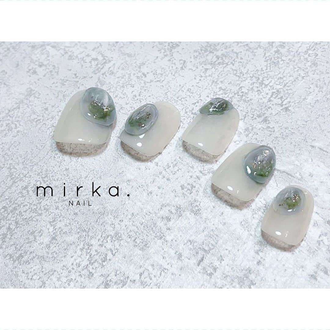 mirka. NAIL(ミルカネイル)のインスタグラム：「⁡ ⁡ ⁡ new !! ⁡ ⁡ ぷっくり⌇ ⁡ ⁡ ⁡ #mirkanailsample ………………………………………………………… ⁡ ご予約、お問い合わせは LINE ID⇒ @mirka.nail (@含む)まで。 ⁡ ご新規様はハイライトの「ご案内」と「ご予約方法」を必ずお読みいただいてからご予約くださいますようお願いいたします。 空き状況や詳細はLINEの投稿からご確認ください。 ⁡ ⁡ ⁡ ⁡ #mirkanail#nails#nail#nailart#naildesign #ショートネイル#ネイルアート#ネイルデザイン#ネイル#大人ネイル#シンプルネイル#オフィスネイル#ニュアンスネイル#ナチュラルネイル#カジュアルネイル#ショートネイルデザイン#美甲#夏ネイル#夏ネイル2023 #プライベートサロン#プライベートネイルサロン#東京ネイルサロン#東京ネイル#江東区ネイルサロン#森下#清澄白河 ⁡」