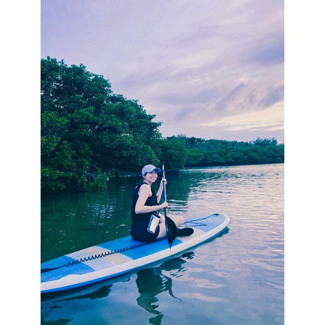 豊田エリーのインスタグラム：「🐋 SUPハマりそう。 こんなに心地良いものだとは、、。 瞑想してるような感覚だった。 #sunsetsup」