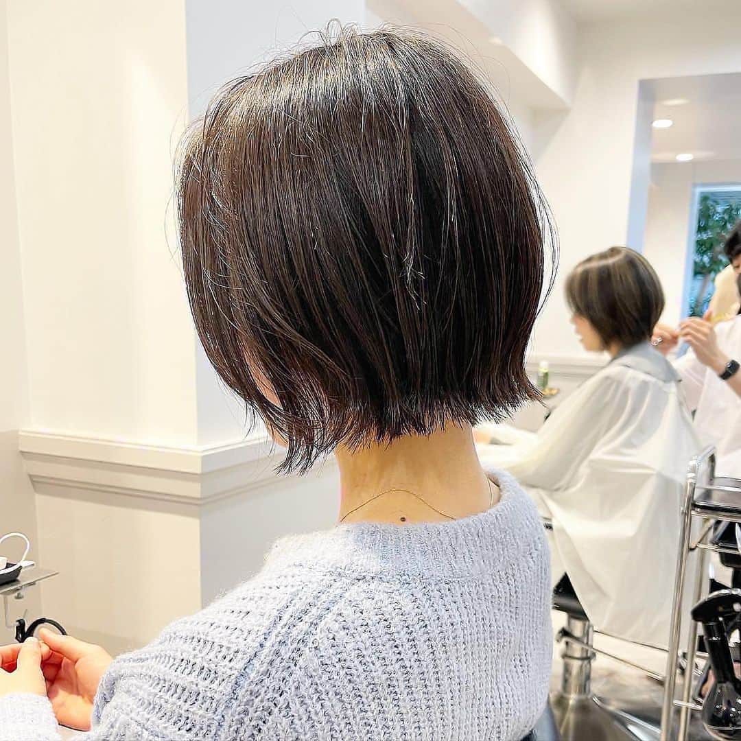 本田重人さんのインスタグラム写真 - (本田重人Instagram)「カットと同じ位ストレートの時の【アイロン施術】に拘ってます。 1人の頭の髪質も生えぐせも部位で全然違います。 それをアイロンのプレス圧、熱の置く時間、スライスの厚さ、ブラシのテンションなどを変えながらコントロールし、キレイな髪質改善ストレートが仕上がります。 cultiでは必ず担当が全頭アイロンを入れるようにに致しますので、安心してご来店下さい。  乾かすのも楽にさらさらな髪質に✨ ⁡ ショート、ボブをより扱いやすいようにと 考え抜いて進化させたストレートパーマ。 ⁡ なるべくシンプルに、けどこだわりのあるストレートは柔らかく、さらさらになります！ ⁡ 是非お試しを😊✨ ⁡ 【ドライカットでの毛量、質感調整】 普段からのお手入れのしやすさにも こだわってカットしています。 ⁡ 短くすると収まりが悪くなってしまうかも？ と思っている方も多々いらっしゃいますが そんな事はありません❗️  僕はドライカットで根本付近から 毛量調整をするのですが、 そうする事で毛先の厚みは残しながら 毛量をかなり取る事ができます。 ⁡ 中間毛先の軽さが出過ぎると、 重みがないので根本も膨らみやすく、毛先もはねやく、傷みやすいです🤔 ⁡ もちろん伸びてきてぴんぴん髪がでたり、 さわってちくちくしない様に繊細にカットしてます😊 （梳く技術もとても難しいです） ⁡ 毛先に厚みがある事でまとまりと可愛い毛束感が出せて、 乾かすのもかなり楽になりますよ！ ⁡ 👉 一人一人の髪質に合わせたドライカットの毛量調整で よりお手入れが簡単に可愛いボブに😊 ⁡ #髪質改善東京 #ショートボブ #ボブ #ボブ縮毛矯正 #ストレートボブ #ボブストレート #縮毛矯正ボブ #縮毛矯正ショートヘア #ショートストレート #ストレートショート #ショート縮毛矯正 #縮毛矯正ショート #縮毛矯正カラー ⁡#髪質改善 #髪質改善ストレート #髪質改善縮毛矯正  #縮毛矯正専門店　 #美髪矯正  #日本橋ショート #東京縮毛矯正  #縮毛矯正東京 #日本橋美容室 #髪質改善トリートメント #東京髪質改善」7月10日 12時18分 - shigeto_honda