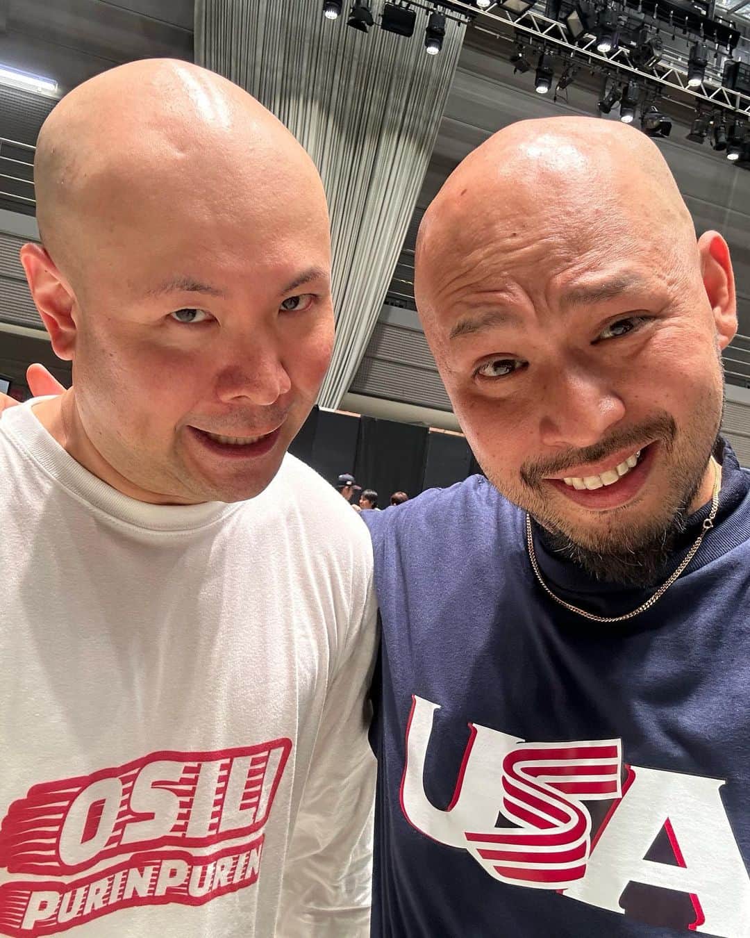 のインスタグラム：「ハギノリザードマン君‼️ 細かすぎて2023夏・優勝㊗️✨  彼の繊細かつ大胆、異次元な発想モノマネと些細な着眼点の模写はまさにミスター細かすぎてです👏優勝ほんとにおめでとう🔥  初めて会った時から生き別れた玉の様で どちらからともなくまるで磁石の様に意気投合🔥 収録後に毎回右玉左玉で記念撮影してました🤣 年に一度、織り姫と彦星ですね🎋笑  とりあえずどれがいつの写真だかわからないくらい毎年変わらず禿げてますが、2021三位→2022準優勝→2023優勝の写真載せときますね🤳🌖🌔  ちなみに今回の収録後に何人かの人に 『優勝おめでとうございます！』って言われた😆  #こりゃめでてーな #mckj #ハギノリザードマン #細かすぎて伝わらないモノマネ #優勝 #おめでとう #禿万歳 #ヒェ」