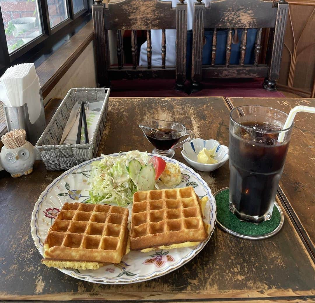 楢原真樹さんのインスタグラム写真 - (楢原真樹Instagram)「いつぞやの喫茶店 #喫茶店 #美栄橋 #ワッフルさぁ〜 #モーニングさぁ〜 #レトロでおだやかさぁ〜 #また行きたいさぁ〜 #ヤーレンズ」7月10日 12時22分 - narahara_j