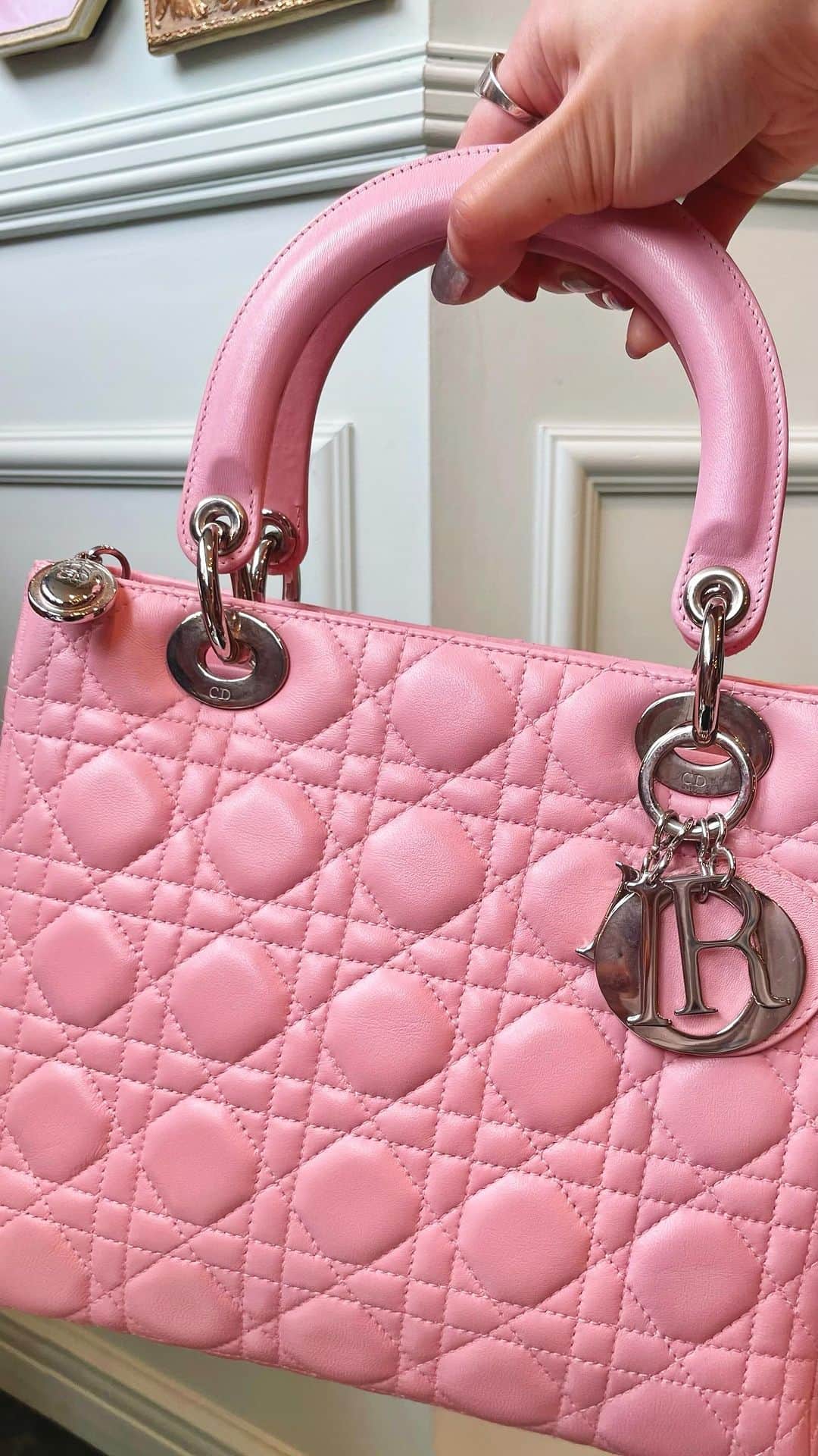 のインスタグラム：「Be shine with #ladydiorbag 💖  ▼Customer service English/Chinese/Korean/Japanese *Please feel free to contact us! *商品が見つからない場合にはDMにてお問い合わせください   ▼International shipping via our online store. Link in bio.  #tokyovintageshop #오모테산도 #omotesando #aoyama #表参道 #명품빈티지 #빈티지패션 #도쿄빈티지샵  #ヴィンテージファッション #ヴィンテージショップ #dior #ladydior #diorbag #diorvintage #ディオール #ディオールバッグ」