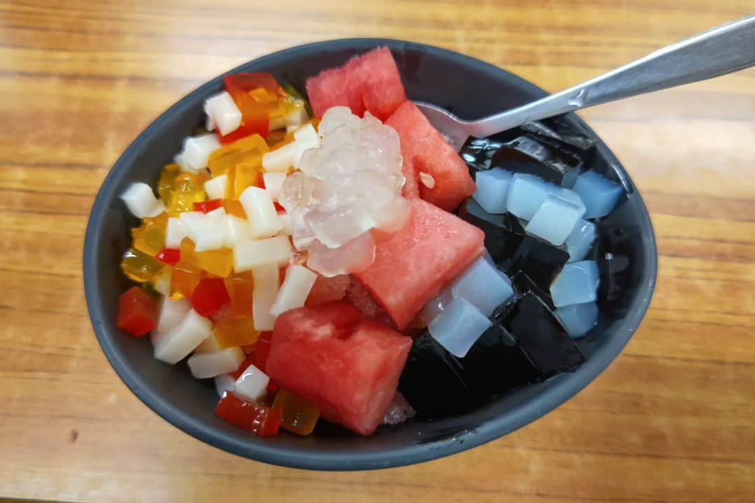 伊藤修子さんのインスタグラム写真 - (伊藤修子Instagram)「さまざまな甜品です。食後はすっかり仙草とスイカのようなアッサリ派になっていますがせっかくなので色々と。」7月10日 12時23分 - itoshuko