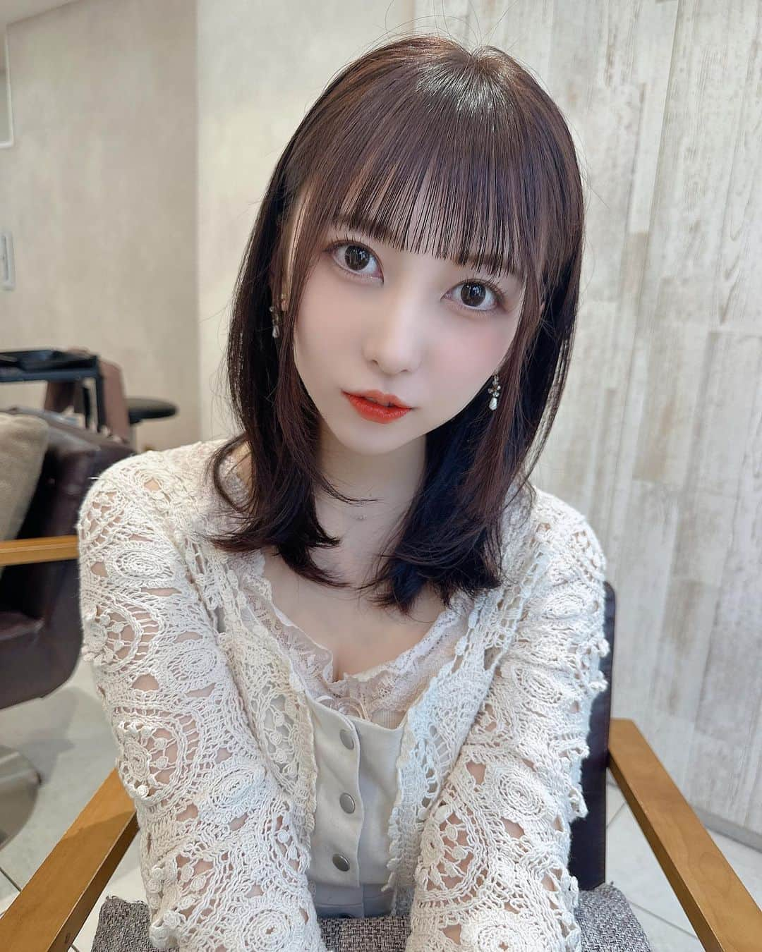 髙木由莉愛のインスタグラム：「透明感  #ヘアカラー #ヘアアレンジ #美容 #アイドル #ミディアムヘア  #パリジェンヌ #まつ毛パーマ   hair  @kanazawa.ccc さんにカットカラートリートメントヘッドスパお願いしてます☺️ @_runa928 さんに上と下のパリジェンヌ毎月お願いしてます☺️」