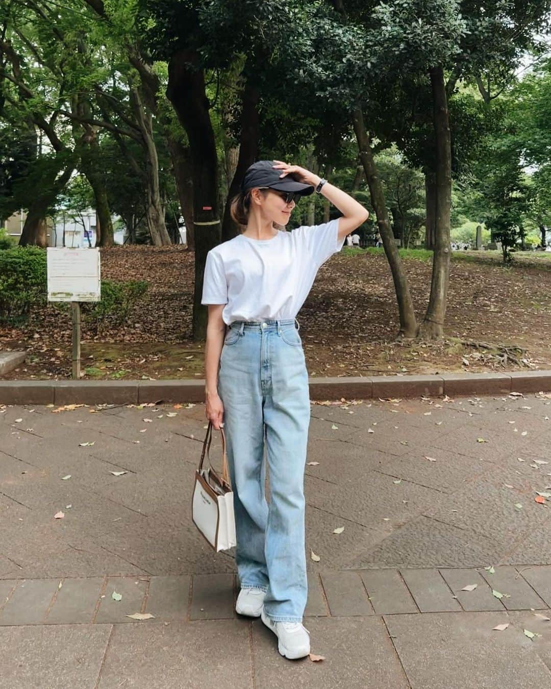 小松あやのインスタグラム：「. ✔️洗える ✔️走れる ✔️しゃがめる  最近の服選びで重要なポイント🫠浅 　 週5ぐらい履いてるこのデニムは、 @yanuk_official のJOAN。 今年発売されて割とすぐ買ったんだけど、本当はもう一本違う方と迷ってて、店員さんに「コッチはおそらくすぐなくなっちゃいますから！！」っていうキラーフレーズを使われて、あっさりこちらをお買い上げ。←  ルーズなストレートデニムって今まであんまり履いたことがなくて、最初はイマイチ履いてる自分の姿が想像出来なかったんだけど、ハイウエストデザインなのもあって、全然野暮ったくなく履ける👏もう好きを通り越して愛してるレベルです。 　 shirt▶︎ @ua_greenlabel  shoes▶︎ @nike  bag▶︎ @balenciaga  shades▶︎ @tomford   #デニムコーデ #シンプルコーデ #yanuk #ヤヌークデニム #大人カジュアルコーデ」