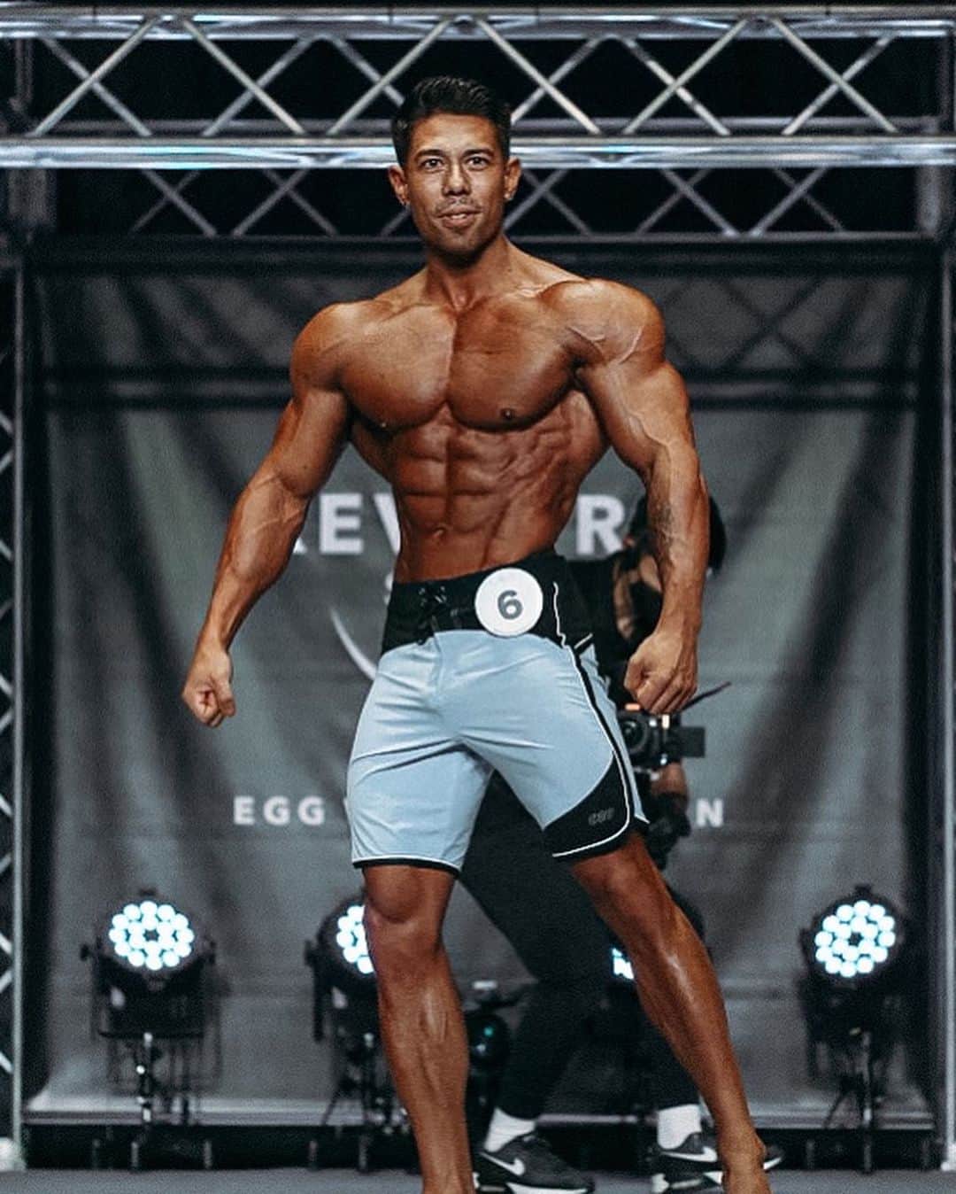 Kanekin Fitnessのインスタグラム：「Throwback to August 2022. Men’s Physique is changing, and so am I. Excited for the challenges that await this year.   @mensphysiquenews  @team_fwj   今年のチャレンジが楽しみ！」