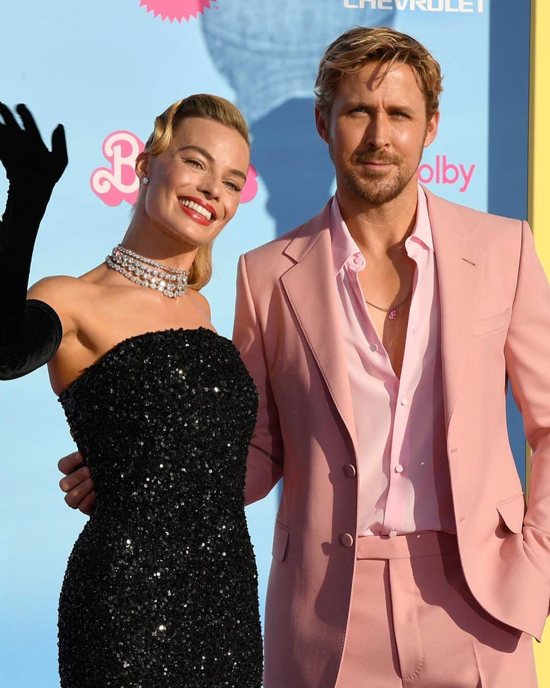 Just Jaredさんのインスタグラム写真 - (Just JaredInstagram)「Margot Robbie stunned on the pink carpet in a recreation of the Solo In The Spotlight doll for the #Barbie premiere in LA #MargotRobbie in @schiaparelli  Photos: Getty」7月10日 12時36分 - justjared