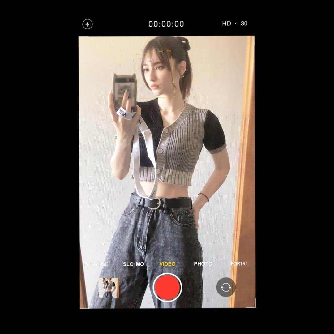 ジャスミンゆまのインスタグラム：「♡♡♡ · · · 本日はブラックより🖤🩶   #ポニーテール #y2kファッション  #ブラックコーデ  #グレーコーデ  #y2k」