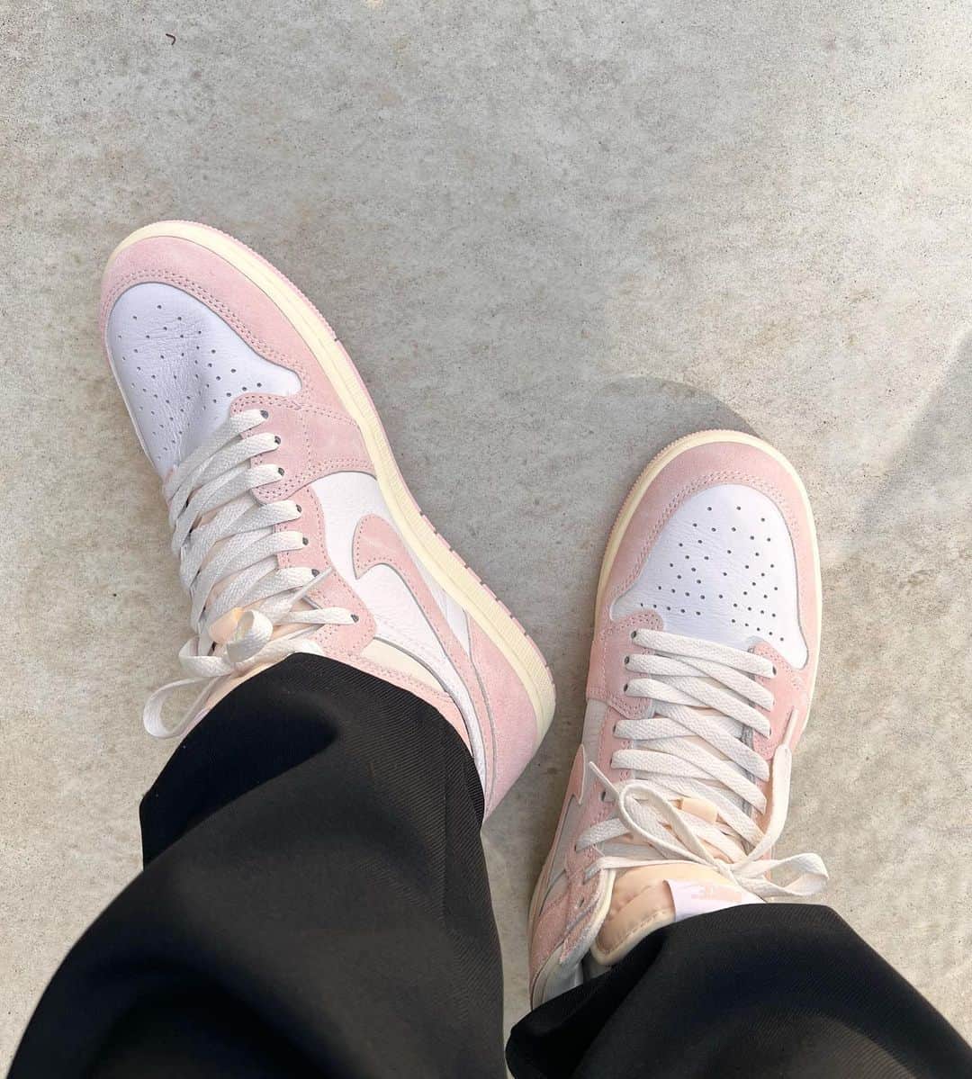 岩崎藍のインスタグラム：「. .  NIKE WMNS AIR JORDAN 1 HIGH OG "PINK DENIM" . .  #jordan1 #airjordan1 #aj1 #jordan #jumpman  #jordan1club #sneakers #sneakerheads #sneakergallery #sneakerfiles #sneakerstylejp #sneakersaddict #sneakerness #sneakergallery #sneakercon #sneakerporn #sneakerholics #ai撮り」