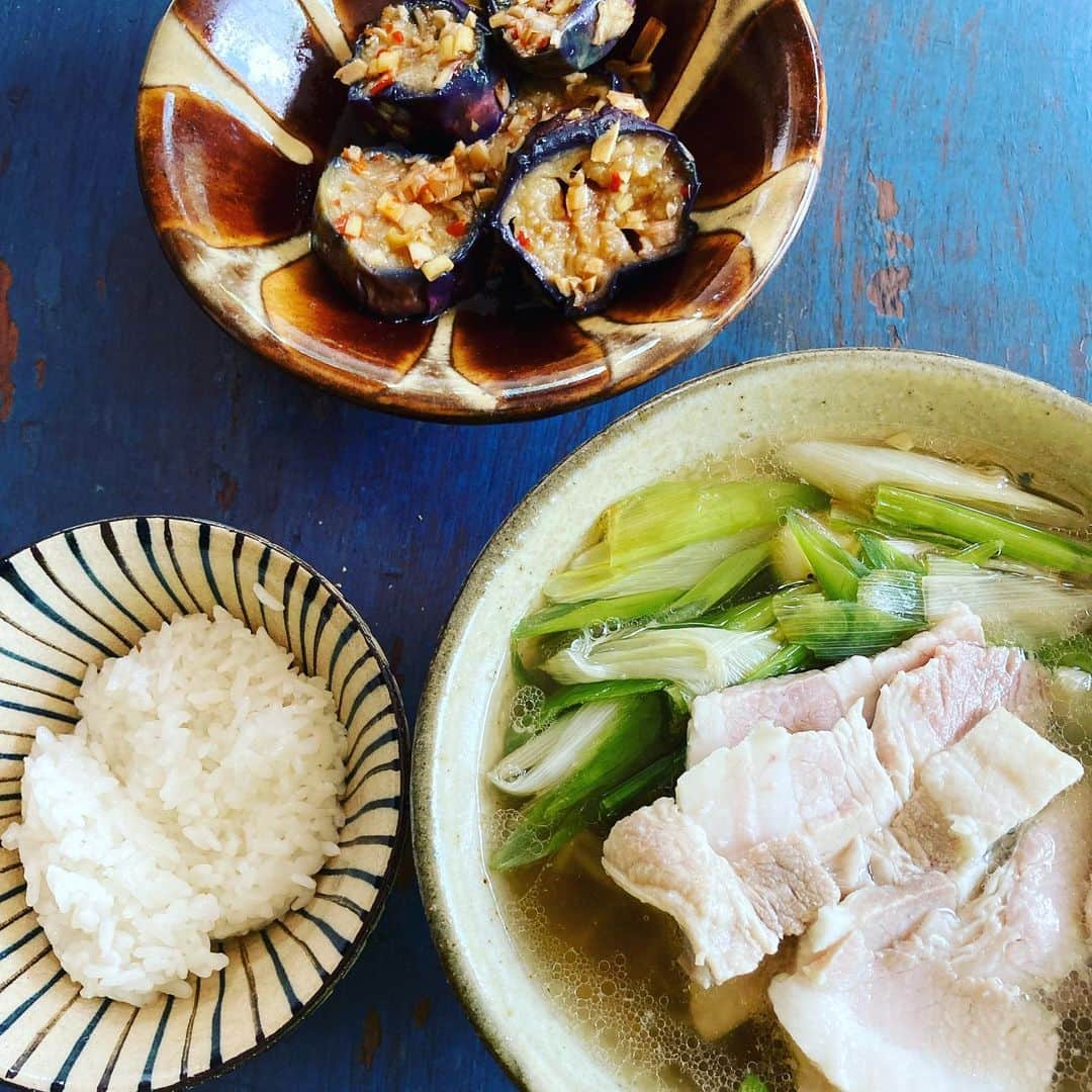 井上荒野のインスタグラム：「塩豚茹でたスープでラーメン😊エアコンなし(家にない)でラーメン食べても汗をかかないくらいの気温です(ごめん)」