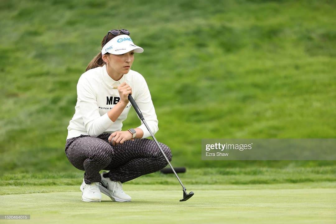 脇元華さんのインスタグラム写真 - (脇元華Instagram)「#uswomenopen  初めての海外メジャー！ コテンパンに打ちのめされました！初日に大叩きして出遅れて2日目はまだ私らしいゴルフが出来たのですが… 初日は色々と警戒しすぎた分、ショットの縦距離を合わせきれず中々グリーンをキャッチする事が出来ず…  私の中では本当に濃い1週間になりました！ たっくさん吸収できた😌色々と学べた！体感できた！見れた！ やれた！失敗した！たくさん経験出来ました！！  今の自分にはやっぱり飛距離が必要ですね。 体作りを見直して、トレーニング内容、朝のアップ内容。 食事管理。 本当に色々とやり直さなきゃ🥲  進化し続けて成長して、早く優勝したい！！  日本に帰ったら全力で今取り組んでるスイング改造を徹底的に頑張ります！！  @naokiyoshidagolf  よろしくお願いします！！ #LPスイング  応援してくださる方々に優勝で恩返し。  また応援宜しくお願いします🔥  日差しが強いアメリカでもeyevolなら怖くない🕶️ @eyevol_official  貸し出してくれる車！ 出発前にTEAM @masterbunnyedition_official のスタッフの皆さんが寄せ書きしてくれたTシャツ！！  ありがとうございました☺️🇺🇸  #全米女子オープン #uswomensopen   #GMOインターネットグループ #HORIBA #UMK #IDEX #Taylormade #masterbunnyedition #sev #eyevol #newera #briefing #golf #テーラーメイド #マスターバニー #セブ #ニューエラ #ブリフィング #ゴルフ」7月10日 12時52分 - hana.wakimoto